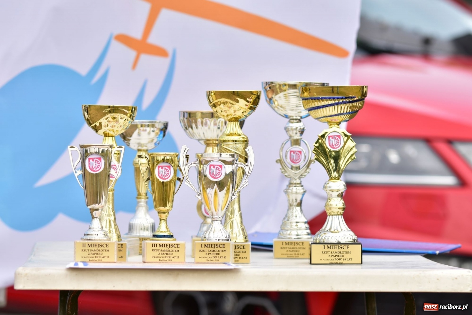 Zdjęcie w galerii na portalu naszraciborz.pl: Papierowe samoloty wzbiły się do nieba [FOTO] wiadomości z regionu