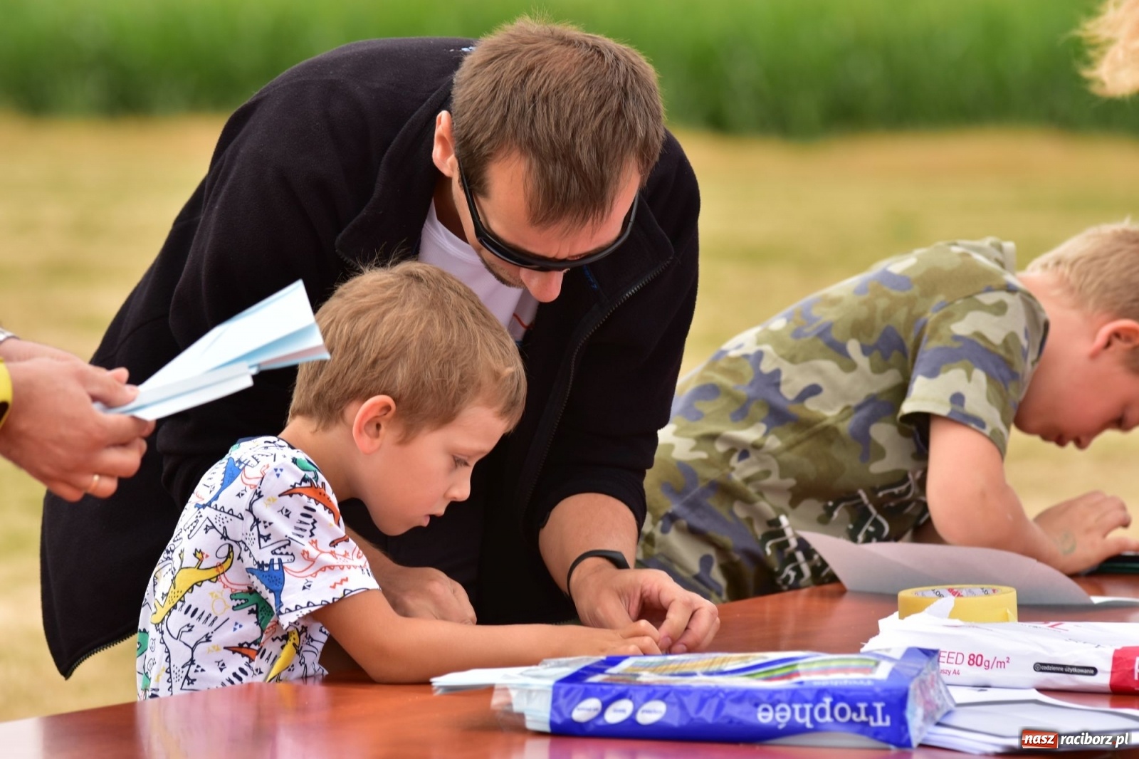 Zdjęcie w galerii na portalu naszraciborz.pl: Papierowe samoloty wzbiły się do nieba [FOTO] wiadomości z regionu