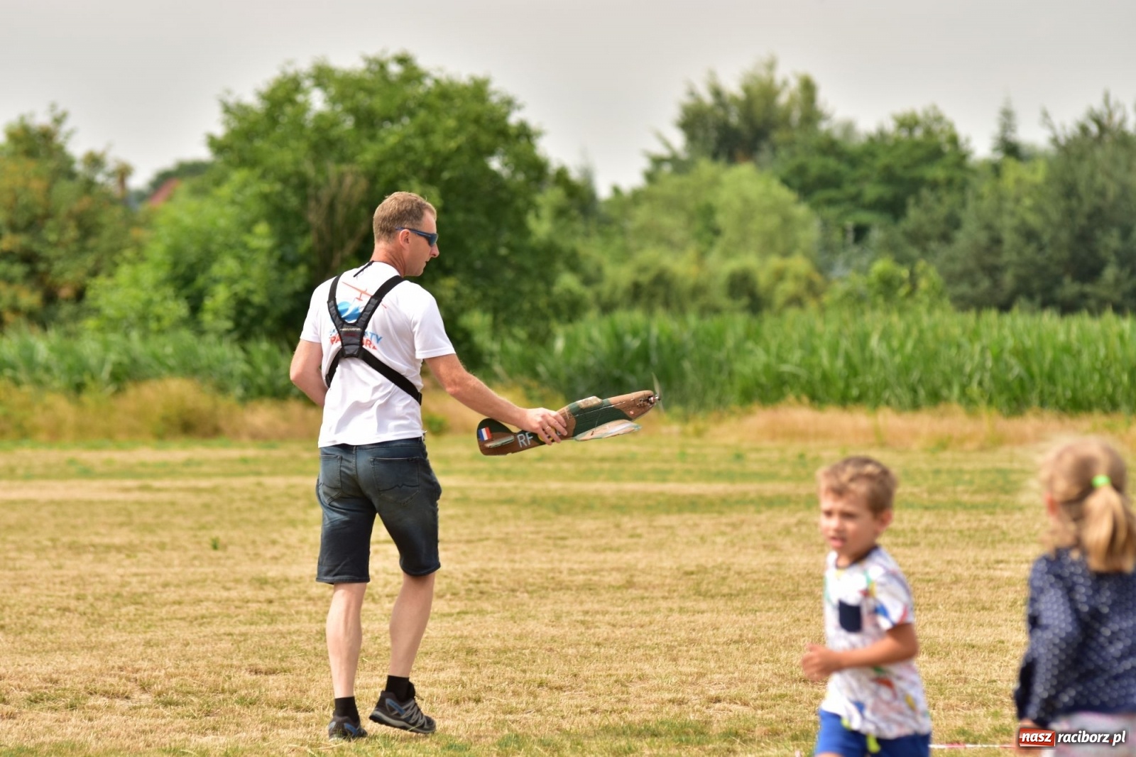 Zdjęcie w galerii na portalu naszraciborz.pl: Papierowe samoloty wzbiły się do nieba [FOTO] wiadomości z regionu