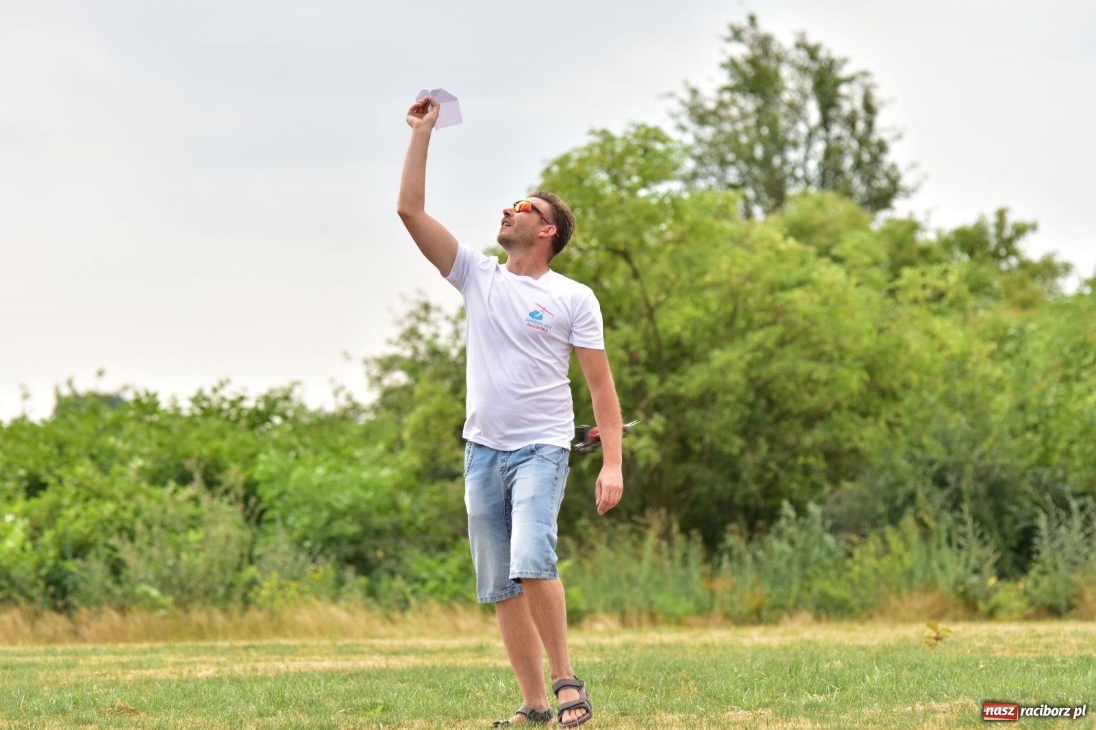 Zdjęcie w galerii na portalu naszraciborz.pl: Papierowe samoloty wzbiły się do nieba [FOTO] wiadomości z regionu