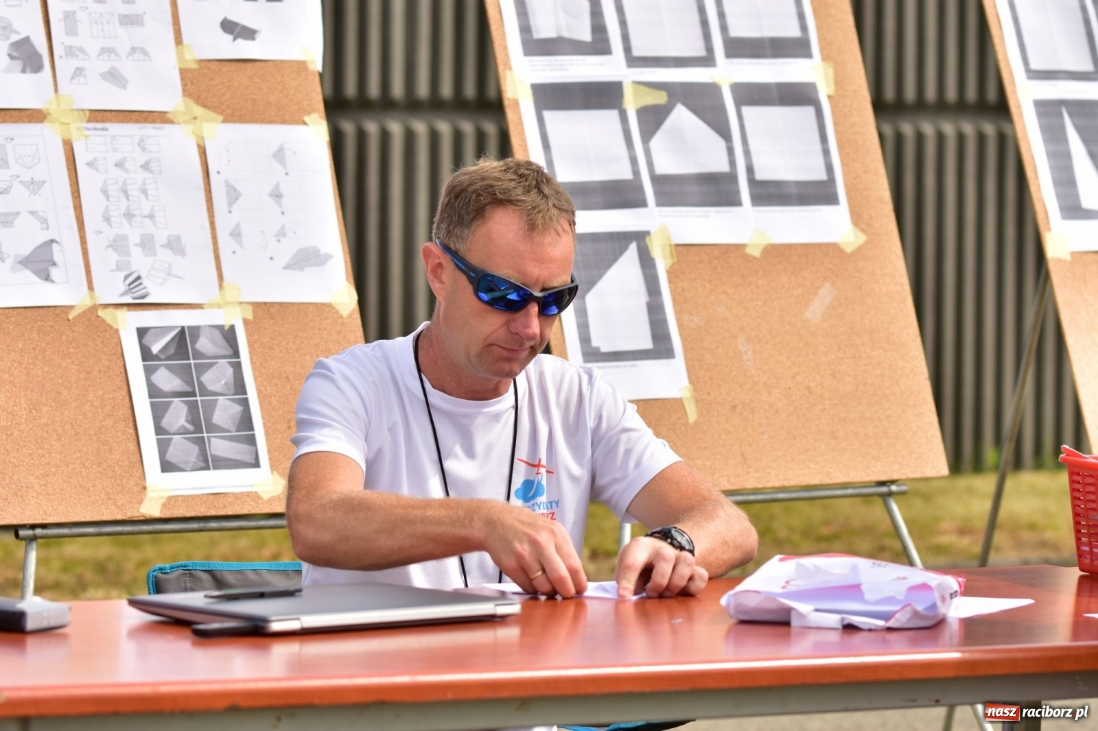 Zdjęcie w galerii na portalu naszraciborz.pl: Papierowe samoloty wzbiły się do nieba [FOTO] wiadomości z regionu