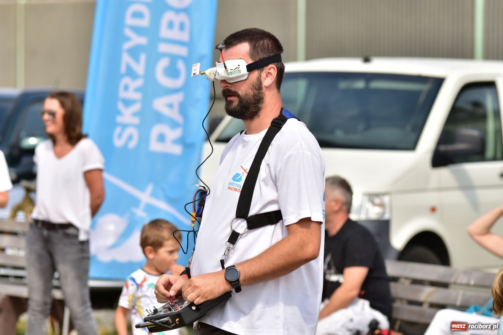 Zdjęcie w galerii na portalu naszraciborz.pl: Papierowe samoloty wzbiły się do nieba [FOTO] wiadomości z regionu