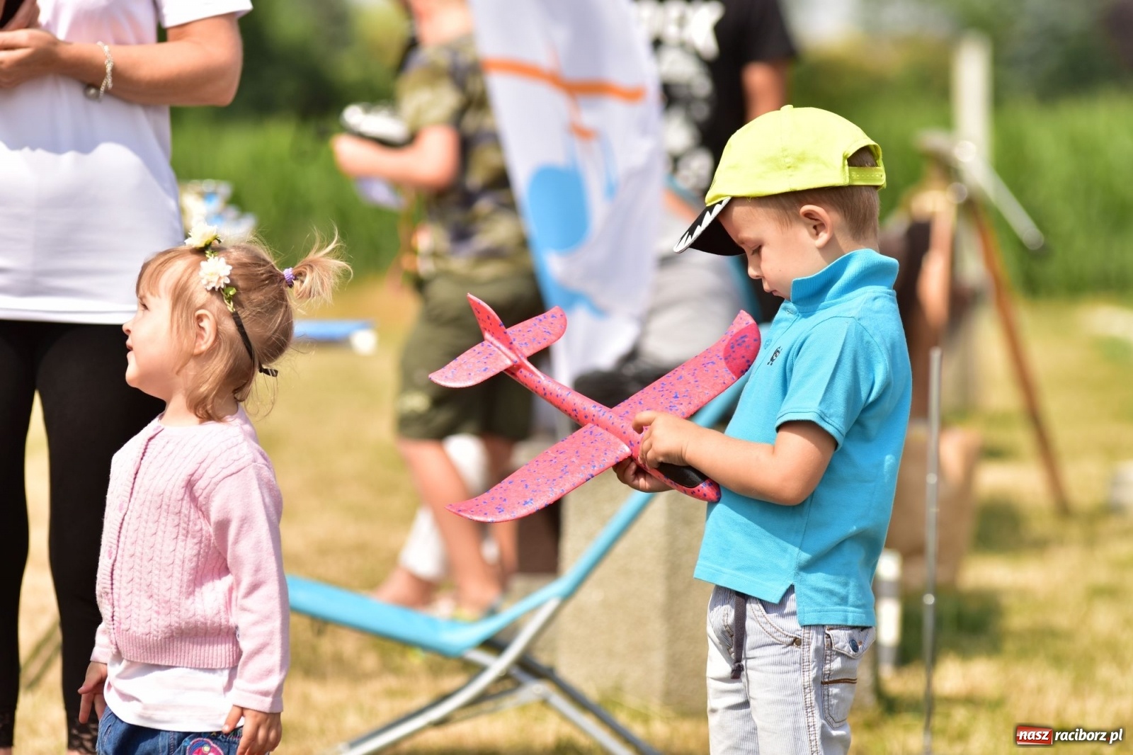 Zdjęcie w galerii na portalu naszraciborz.pl: Papierowe samoloty wzbiły się do nieba [FOTO] wiadomości z regionu