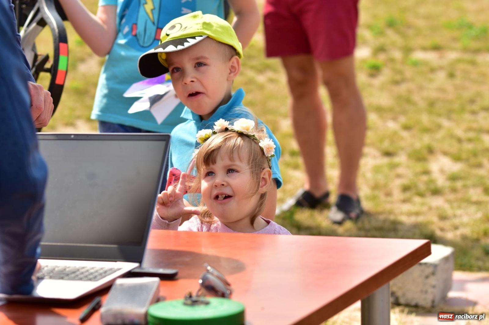 Zdjęcie w galerii na portalu naszraciborz.pl: Papierowe samoloty wzbiły się do nieba [FOTO] wiadomości z regionu