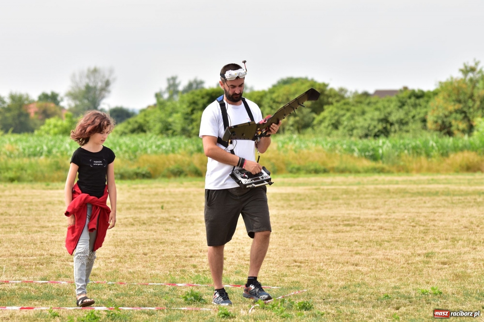 Zdjęcie w galerii na portalu naszraciborz.pl: Papierowe samoloty wzbiły się do nieba [FOTO] wiadomości z regionu
