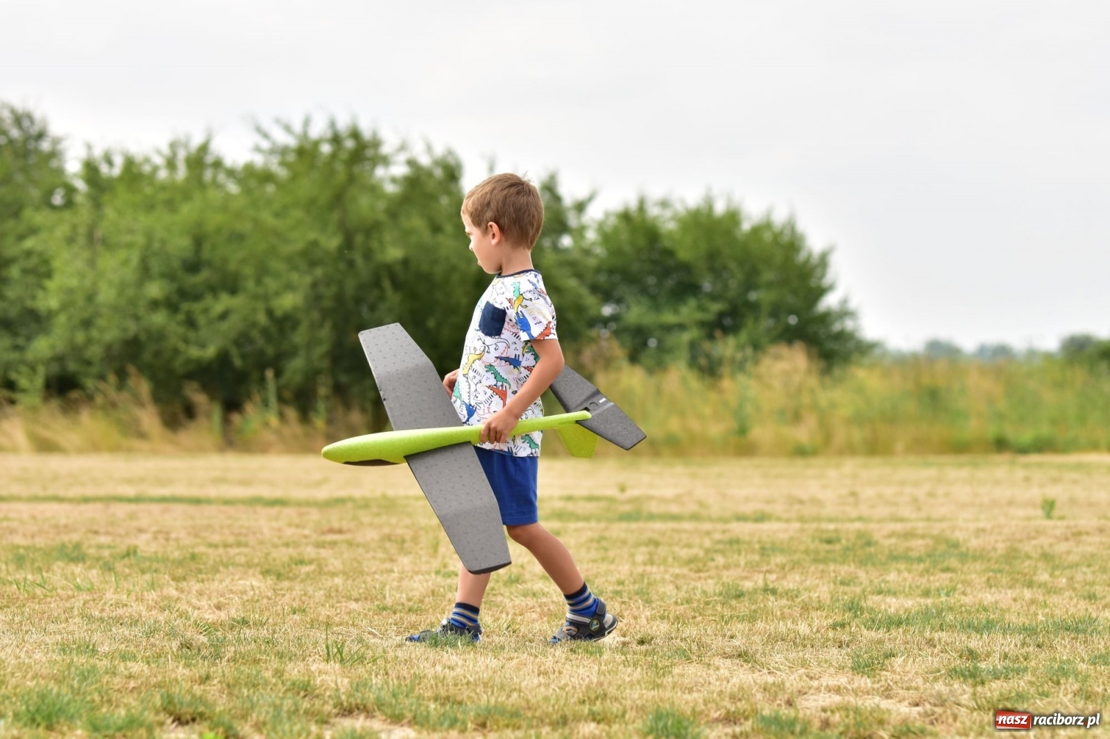 Zdjęcie w galerii na portalu naszraciborz.pl: Papierowe samoloty wzbiły się do nieba [FOTO] wiadomości z regionu