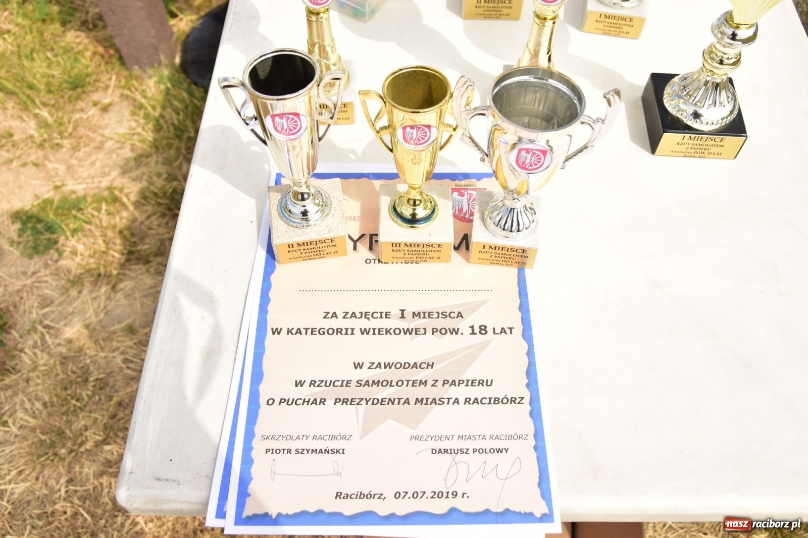 Zdjęcie w galerii na portalu naszraciborz.pl: Papierowe samoloty wzbiły się do nieba [FOTO] wiadomości z regionu