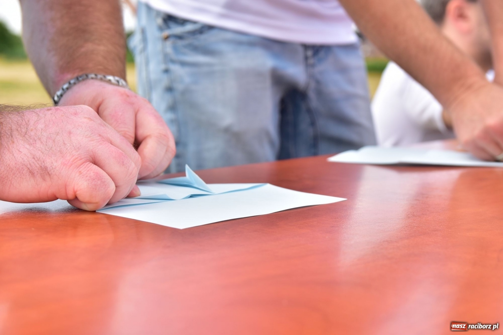 Zdjęcie w galerii na portalu naszraciborz.pl: Papierowe samoloty wzbiły się do nieba [FOTO] wiadomości z regionu