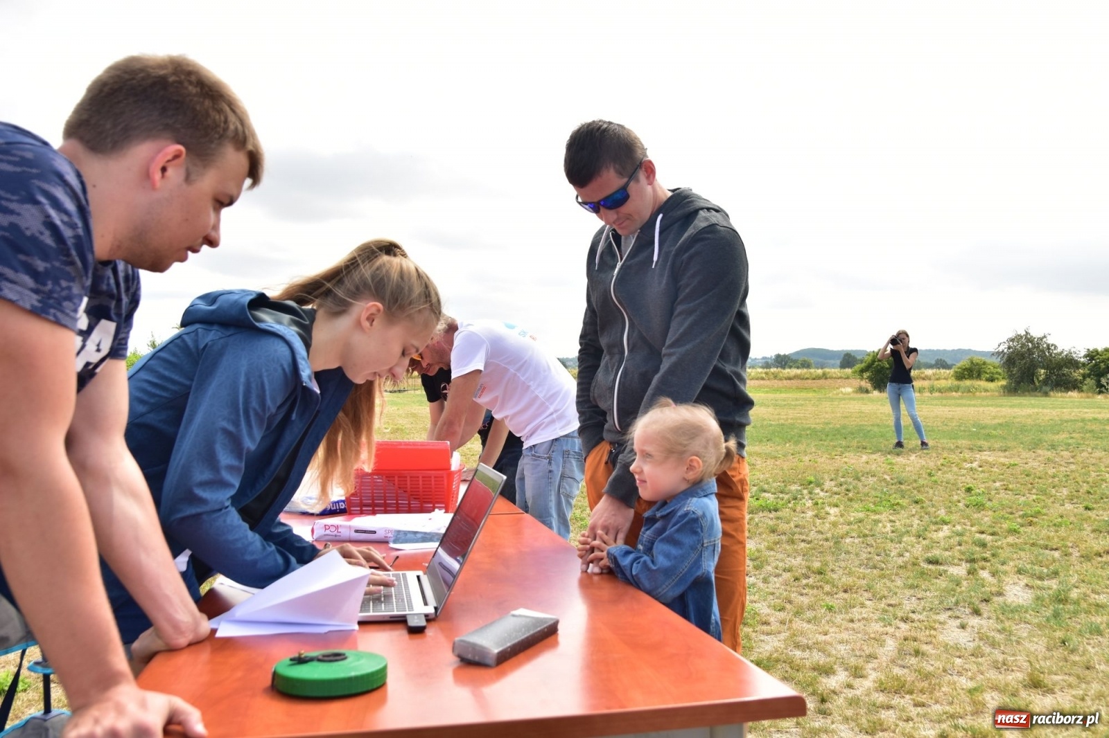 Zdjęcie w galerii na portalu naszraciborz.pl: Papierowe samoloty wzbiły się do nieba [FOTO] wiadomości z regionu