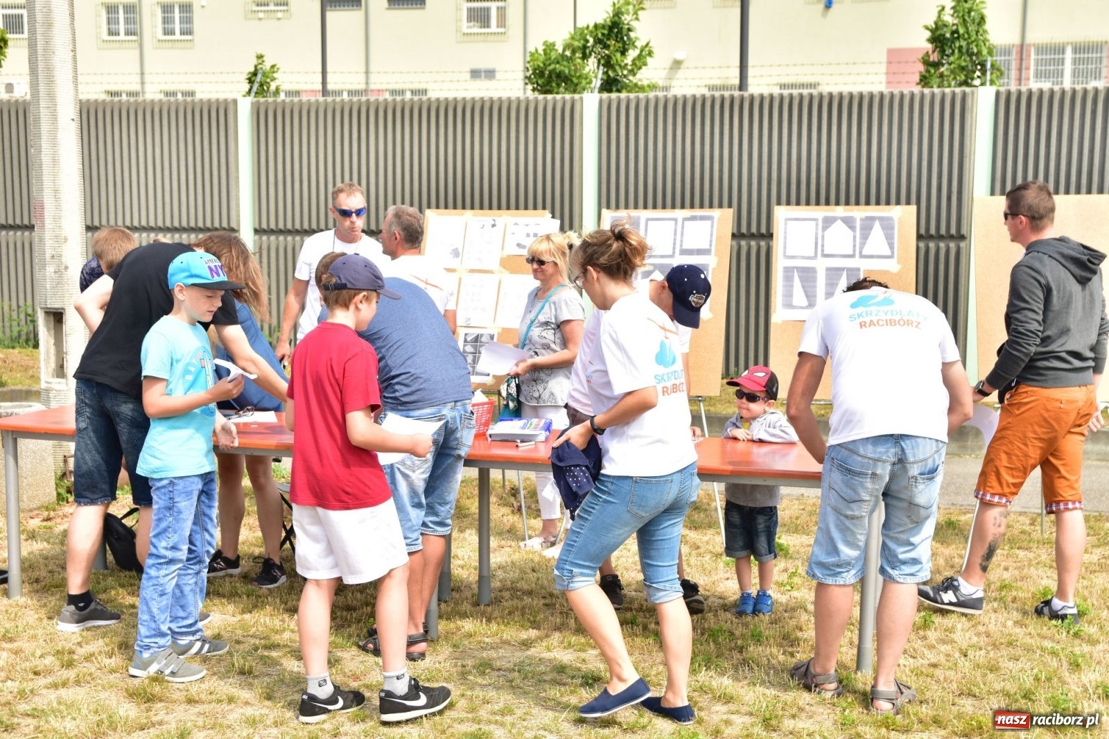 Zdjęcie w galerii na portalu naszraciborz.pl: Papierowe samoloty wzbiły się do nieba [FOTO] wiadomości z regionu
