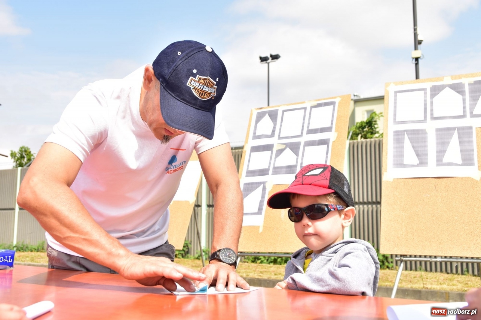 Zdjęcie w galerii na portalu naszraciborz.pl: Papierowe samoloty wzbiły się do nieba [FOTO] wiadomości z regionu