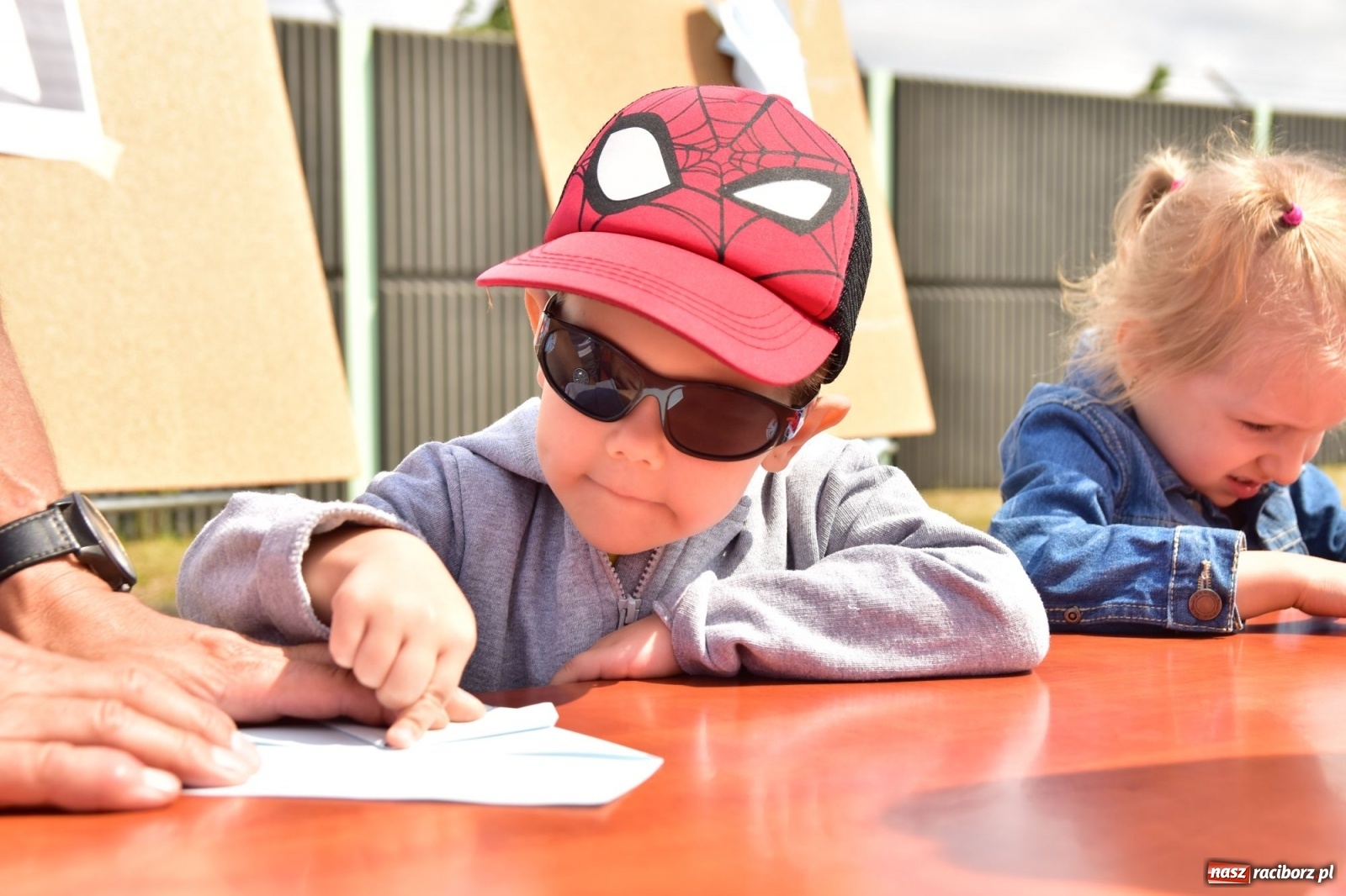 Zdjęcie w galerii na portalu naszraciborz.pl: Papierowe samoloty wzbiły się do nieba [FOTO] wiadomości z regionu