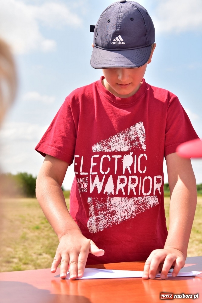 Zdjęcie w galerii na portalu naszraciborz.pl: Papierowe samoloty wzbiły się do nieba [FOTO] wiadomości z regionu