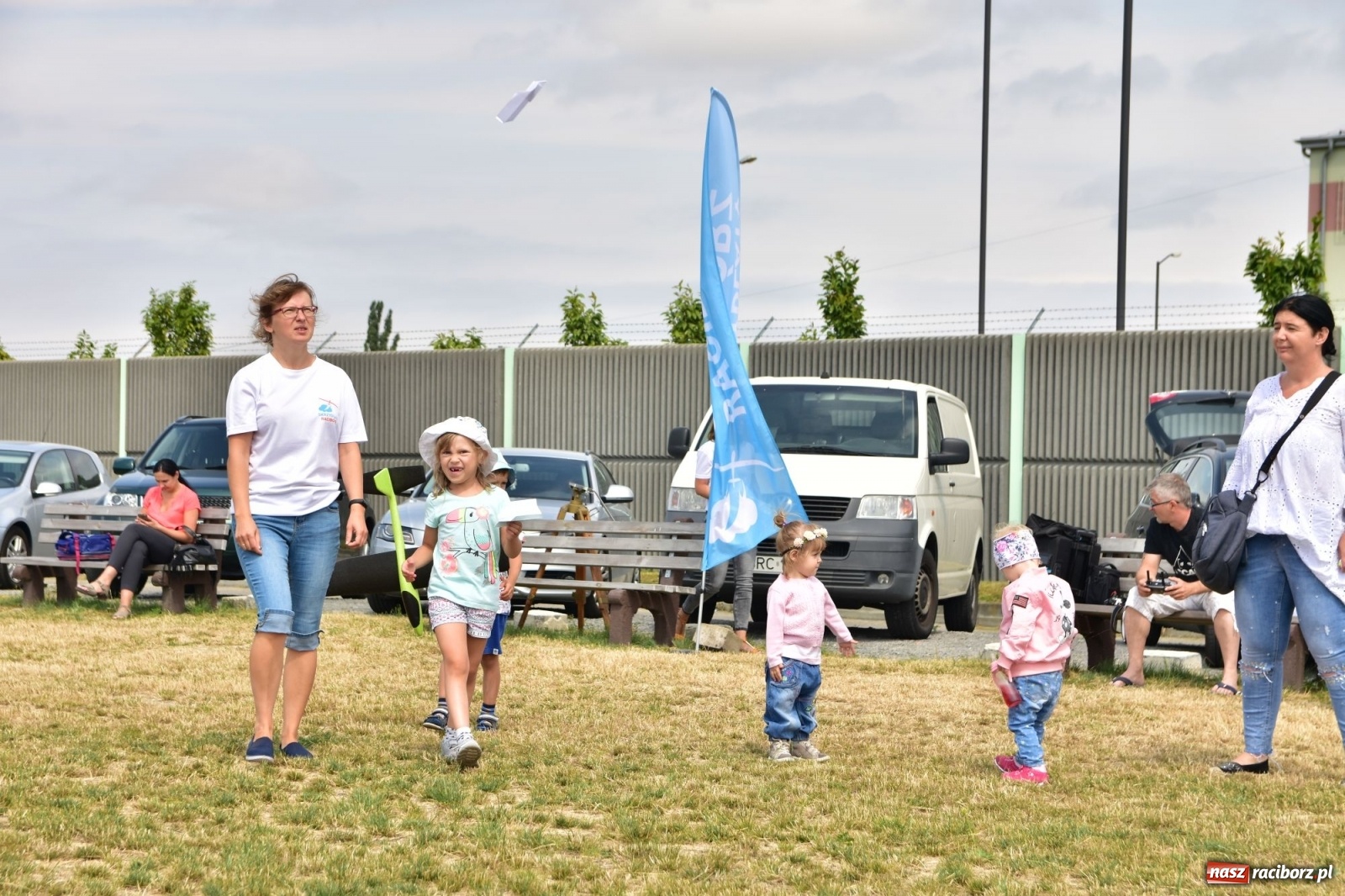 Zdjęcie w galerii na portalu naszraciborz.pl: Papierowe samoloty wzbiły się do nieba [FOTO] wiadomości z regionu
