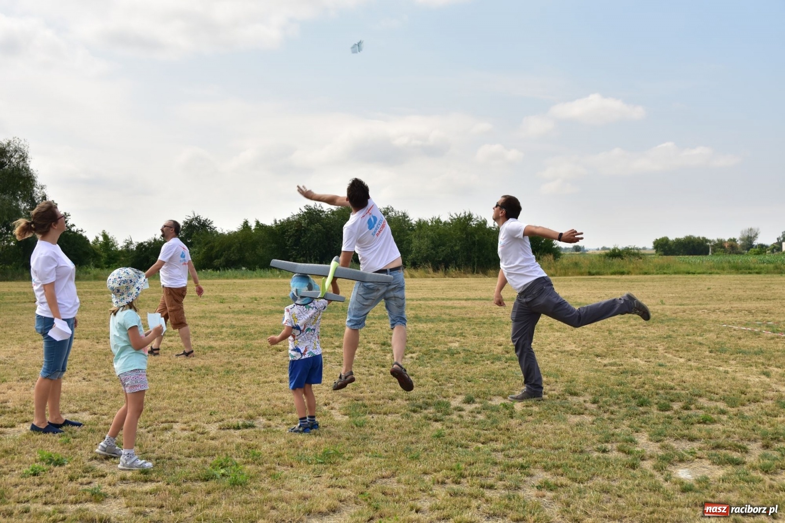 Zdjęcie w galerii na portalu naszraciborz.pl: Papierowe samoloty wzbiły się do nieba [FOTO] wiadomości z regionu