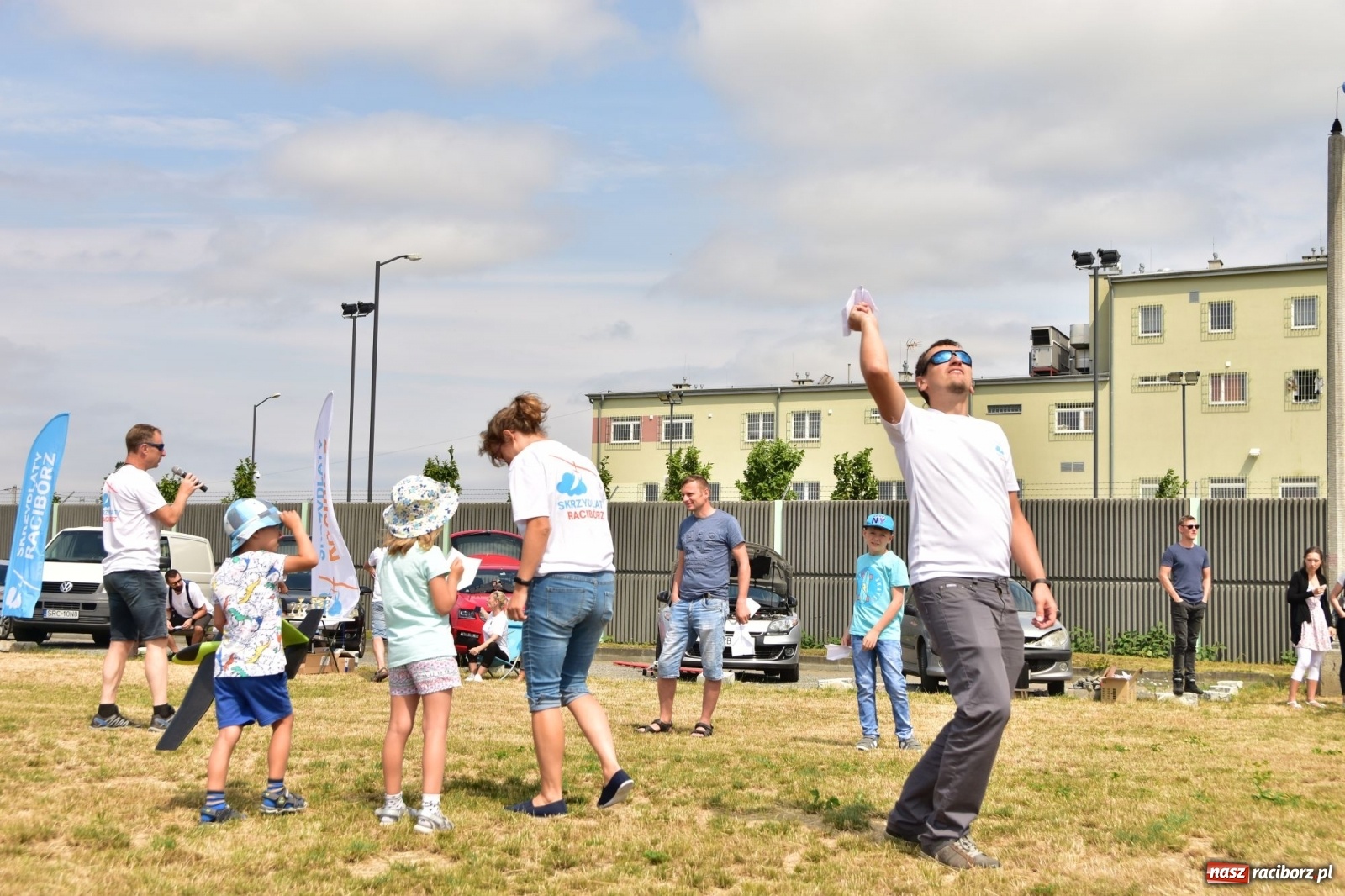 Zdjęcie w galerii na portalu naszraciborz.pl: Papierowe samoloty wzbiły się do nieba [FOTO] wiadomości z regionu