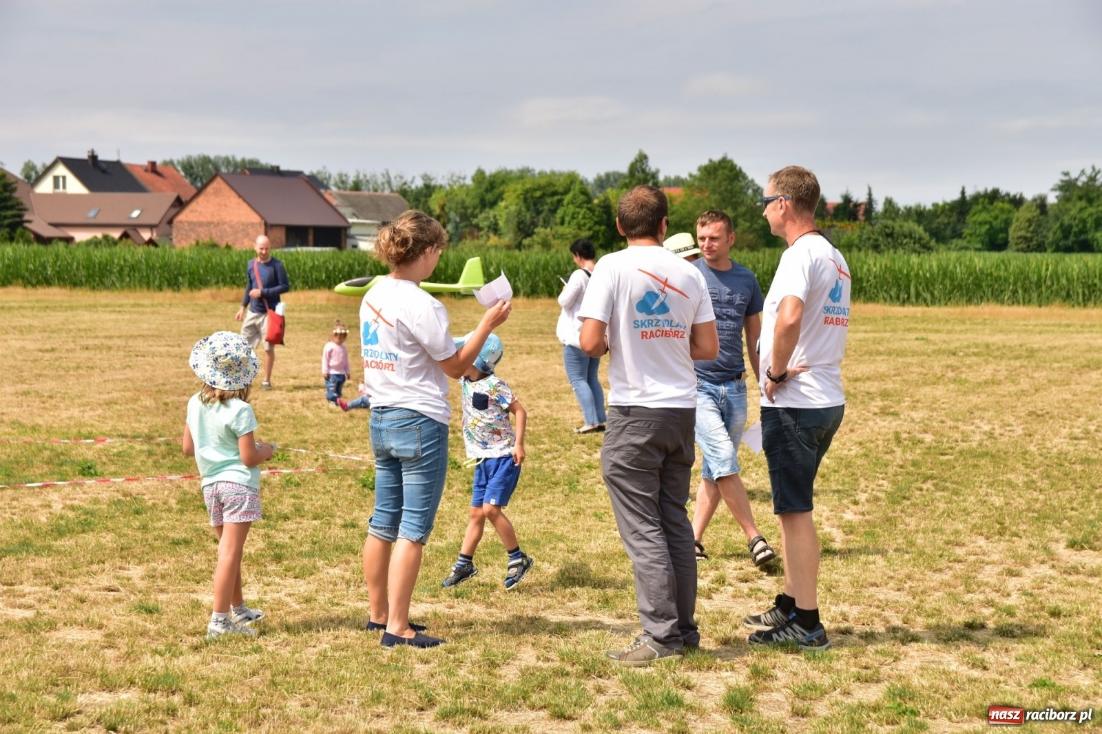 Zdjęcie w galerii na portalu naszraciborz.pl: Papierowe samoloty wzbiły się do nieba [FOTO] wiadomości z regionu