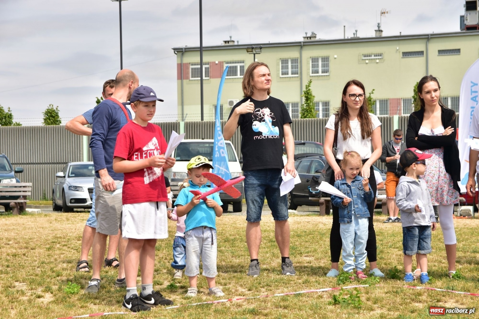 Zdjęcie w galerii na portalu naszraciborz.pl: Papierowe samoloty wzbiły się do nieba [FOTO] wiadomości z regionu