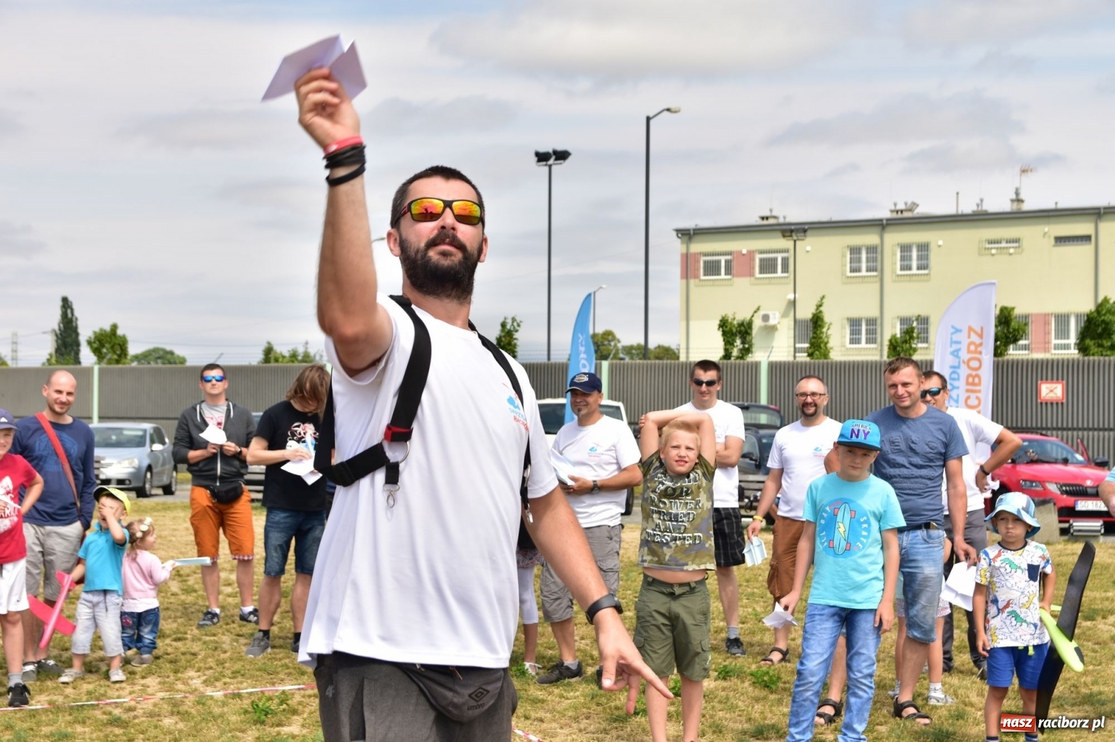 Zdjęcie w galerii na portalu naszraciborz.pl: Papierowe samoloty wzbiły się do nieba [FOTO] wiadomości z regionu