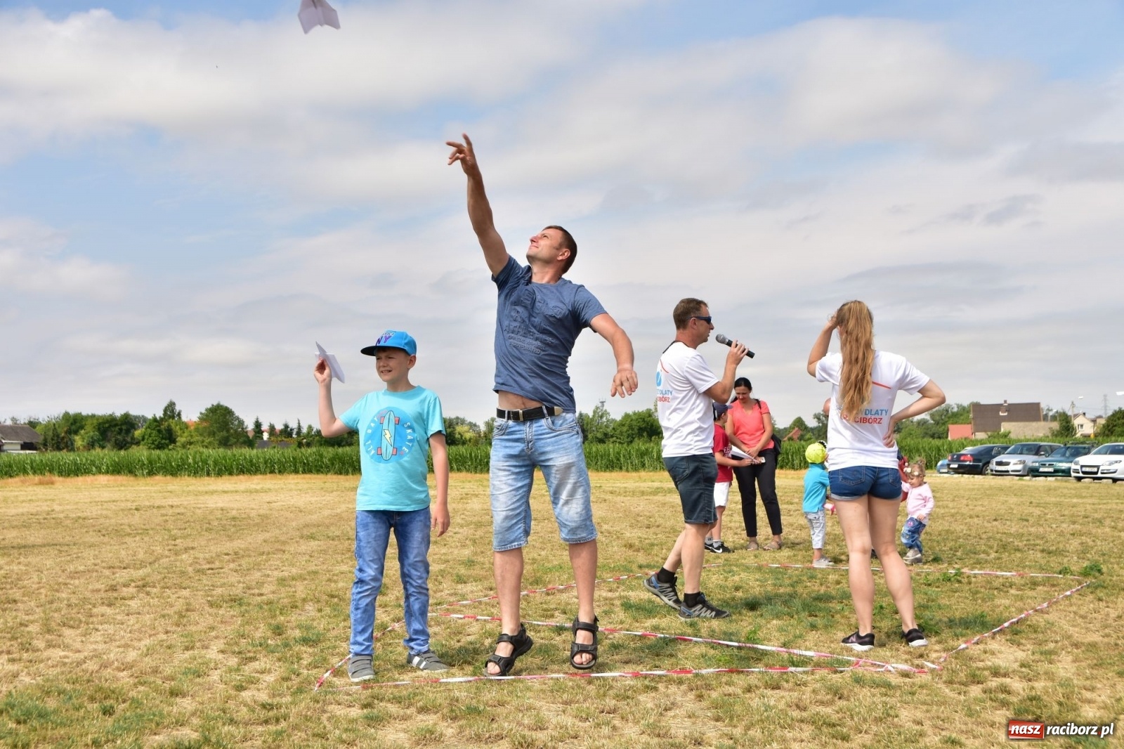 Zdjęcie w galerii na portalu naszraciborz.pl: Papierowe samoloty wzbiły się do nieba [FOTO] wiadomości z regionu