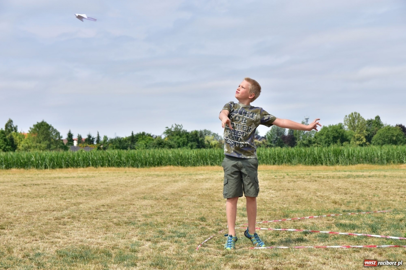 Zdjęcie w galerii na portalu naszraciborz.pl: Papierowe samoloty wzbiły się do nieba [FOTO] wiadomości z regionu