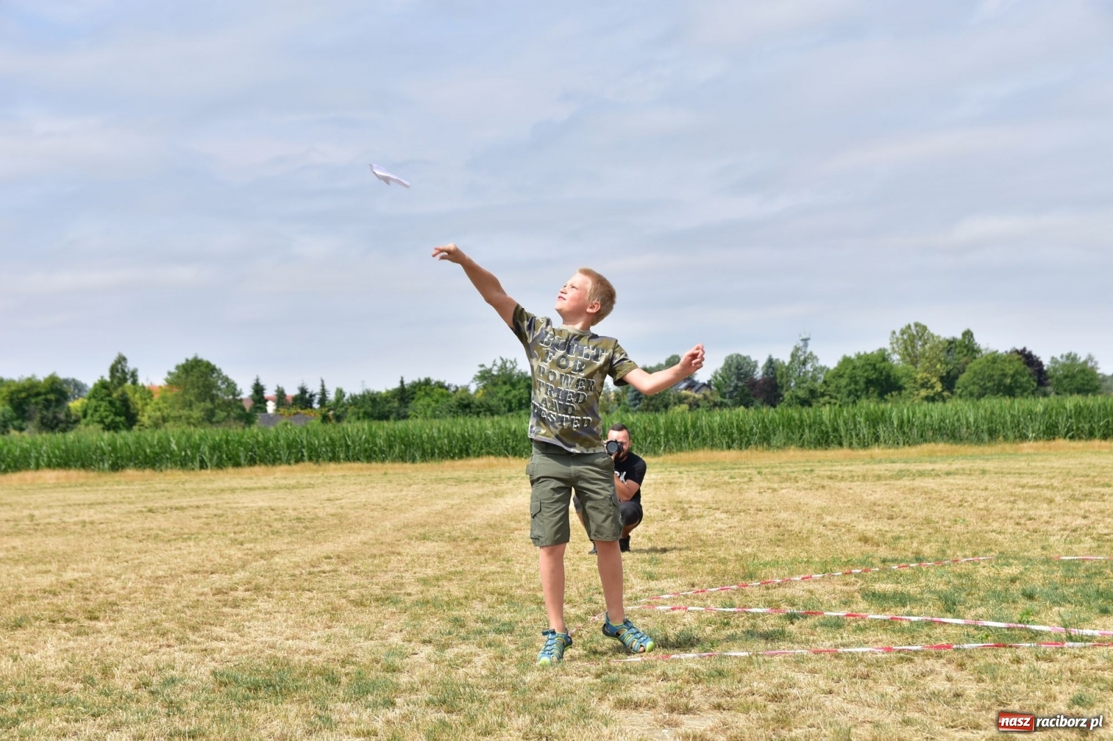 Zdjęcie w galerii na portalu naszraciborz.pl: Papierowe samoloty wzbiły się do nieba [FOTO] wiadomości z regionu
