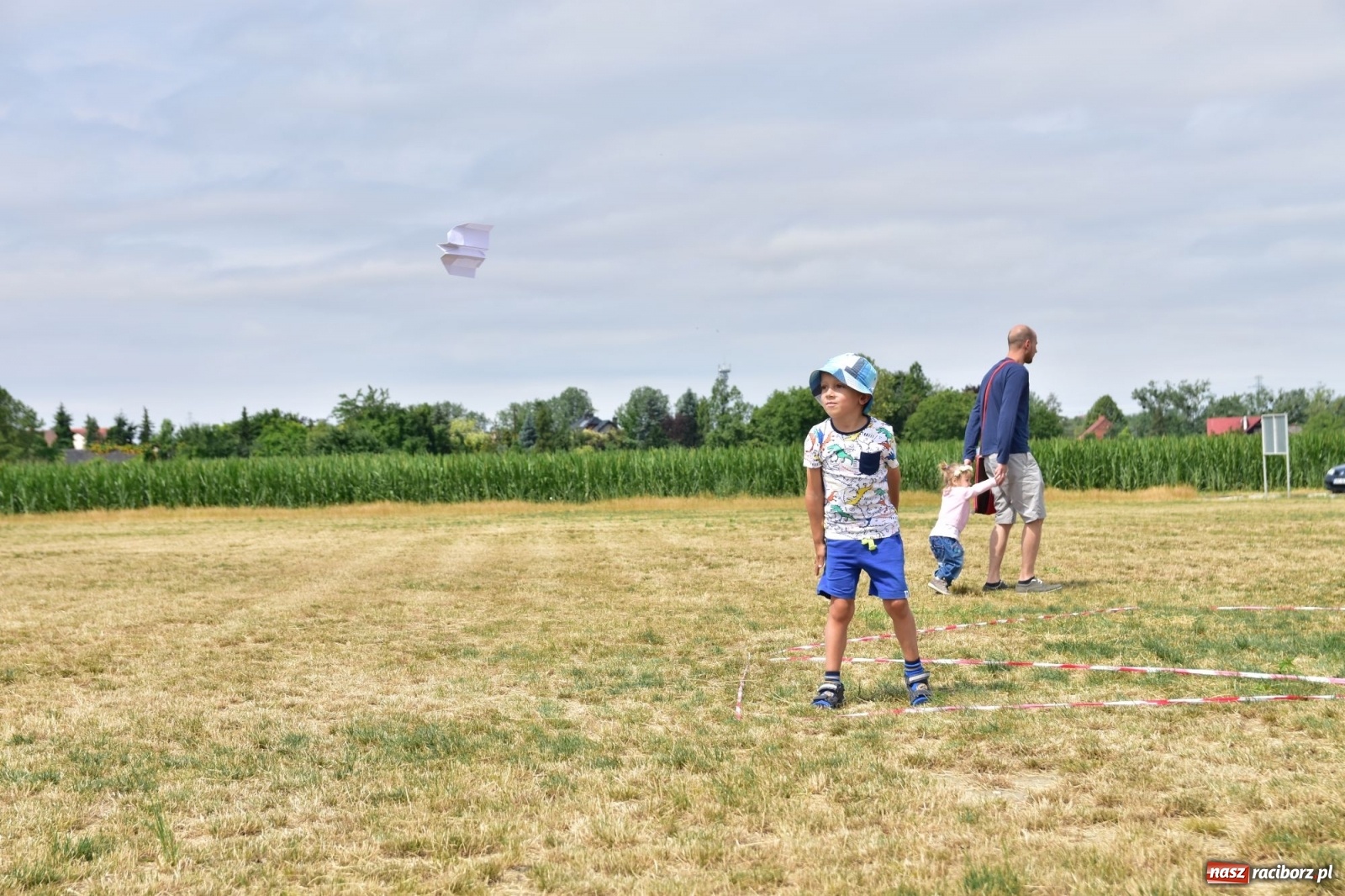 Zdjęcie w galerii na portalu naszraciborz.pl: Papierowe samoloty wzbiły się do nieba [FOTO] wiadomości z regionu