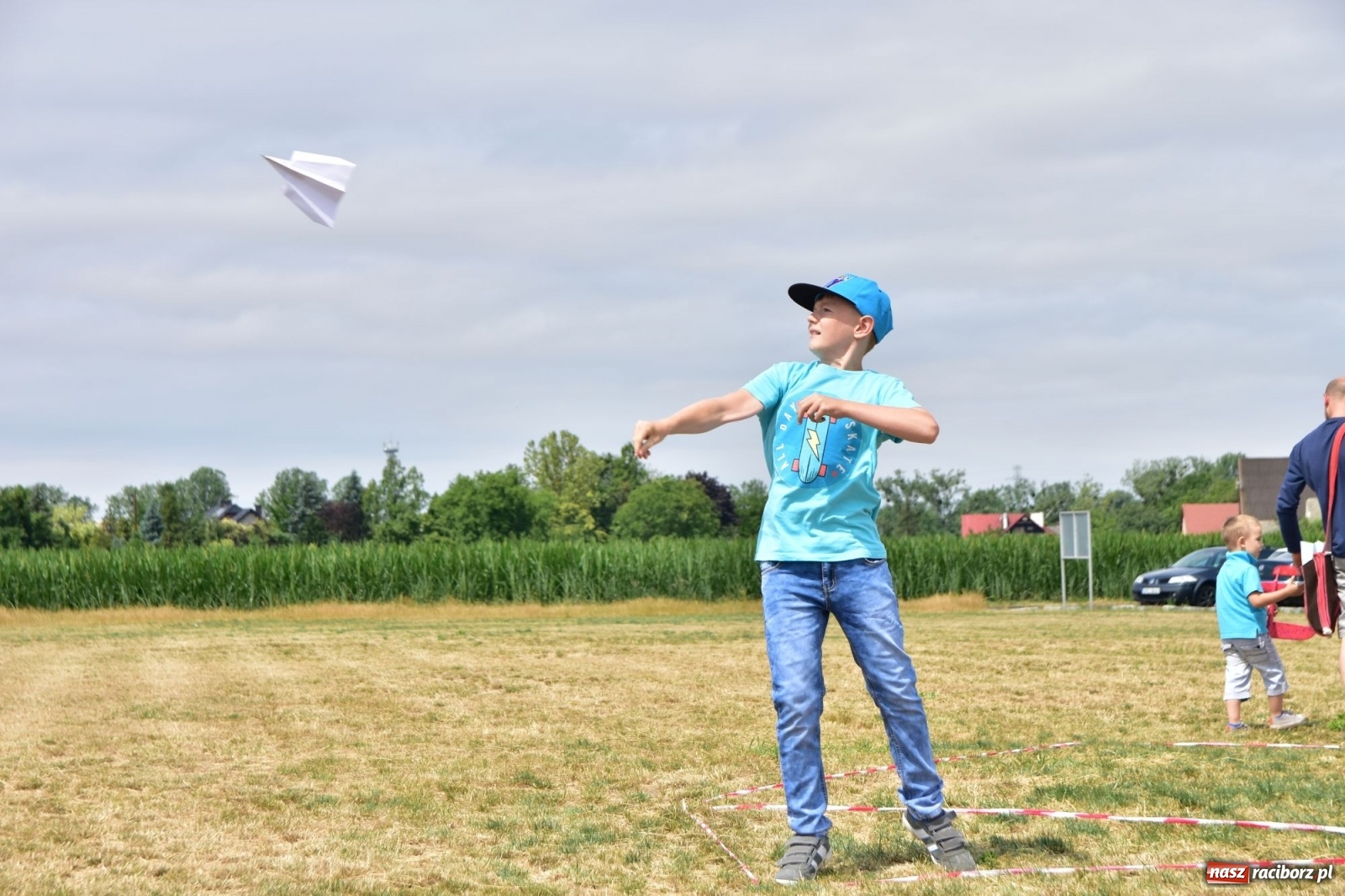 Zdjęcie w galerii na portalu naszraciborz.pl: Papierowe samoloty wzbiły się do nieba [FOTO] wiadomości z regionu