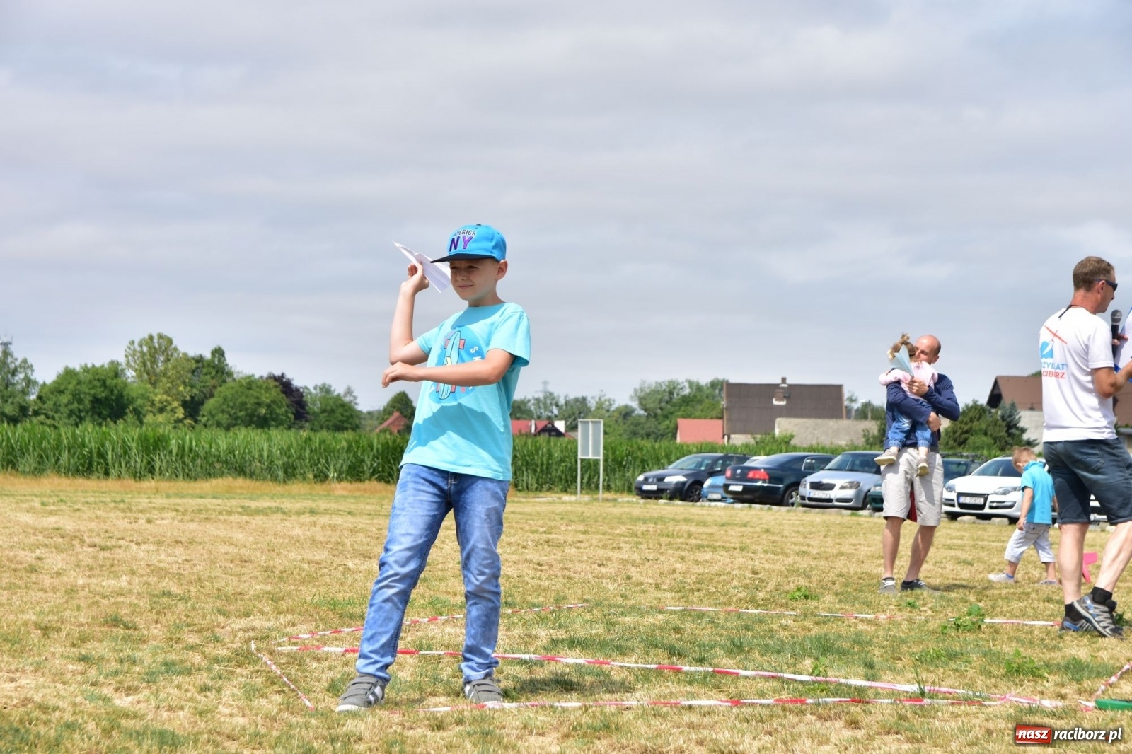 Zdjęcie w galerii na portalu naszraciborz.pl: Papierowe samoloty wzbiły się do nieba [FOTO] wiadomości z regionu