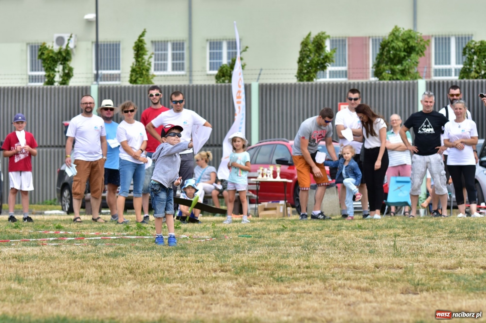 Zdjęcie w galerii na portalu naszraciborz.pl: Papierowe samoloty wzbiły się do nieba [FOTO] wiadomości z regionu