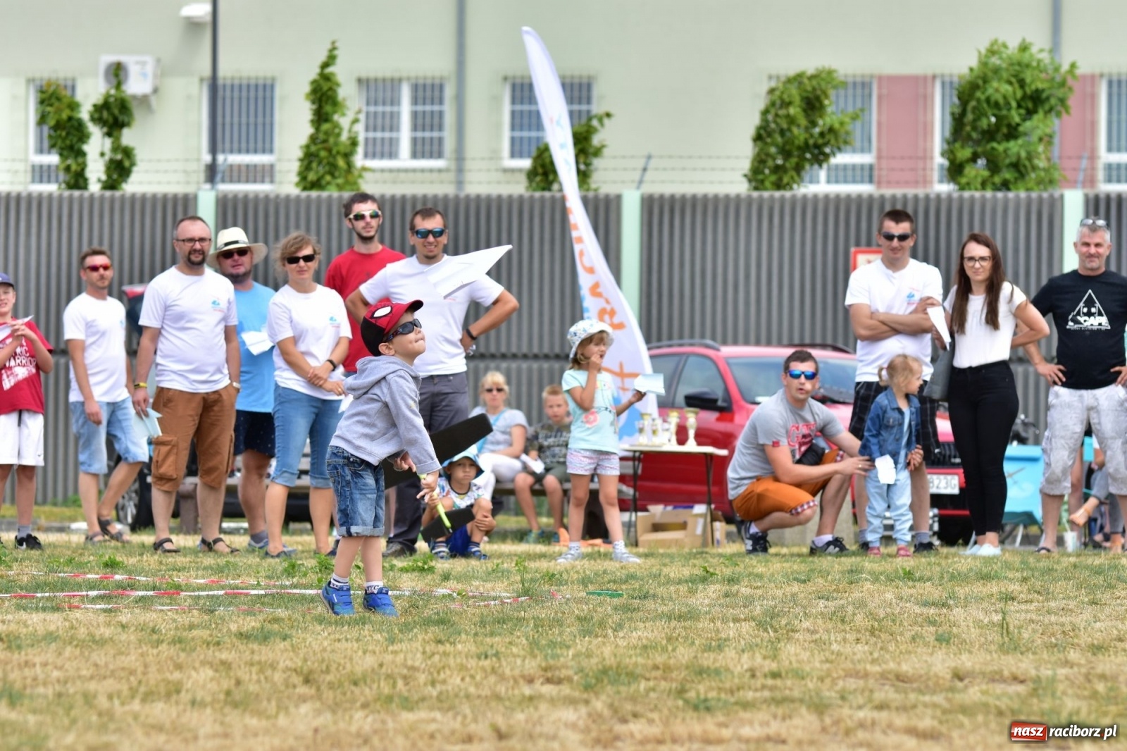 Zdjęcie w galerii na portalu naszraciborz.pl: Papierowe samoloty wzbiły się do nieba [FOTO] wiadomości z regionu