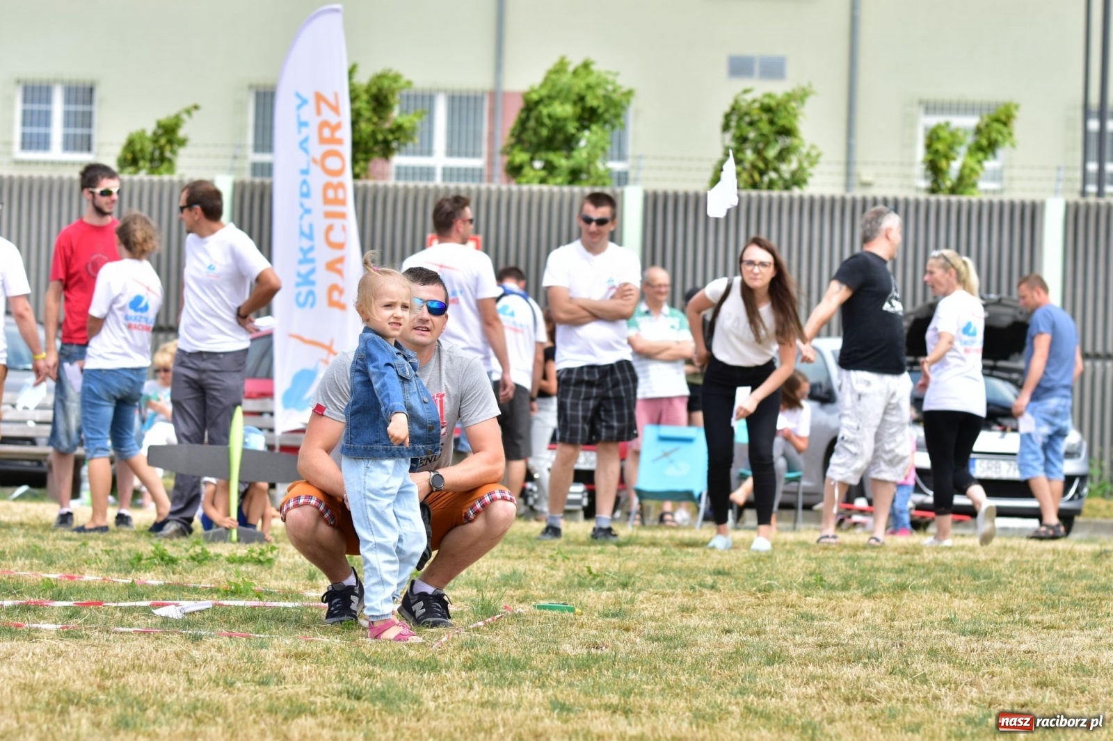 Zdjęcie w galerii na portalu naszraciborz.pl: Papierowe samoloty wzbiły się do nieba [FOTO] wiadomości z regionu