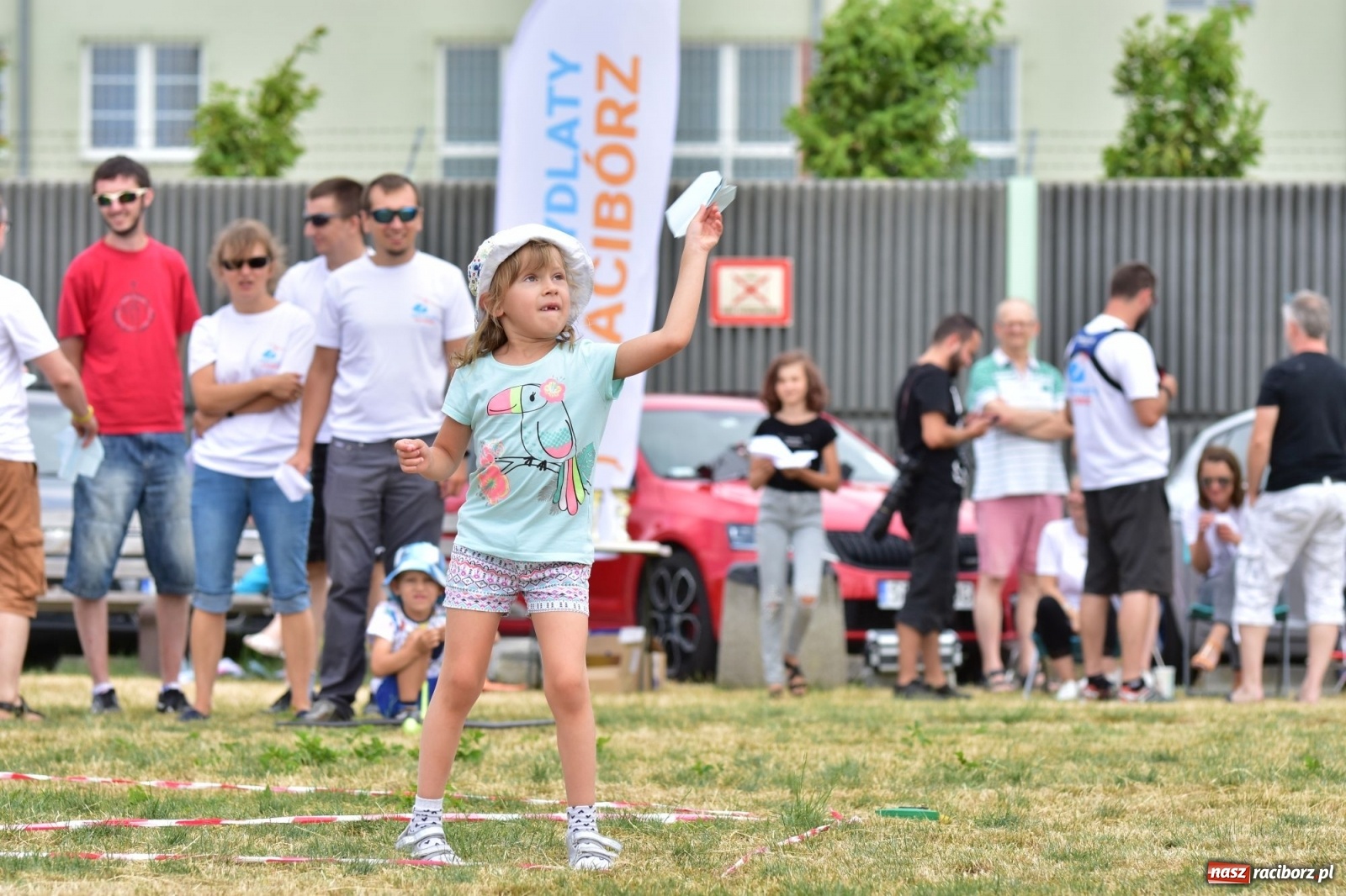 Zdjęcie w galerii na portalu naszraciborz.pl: Papierowe samoloty wzbiły się do nieba [FOTO] wiadomości z regionu