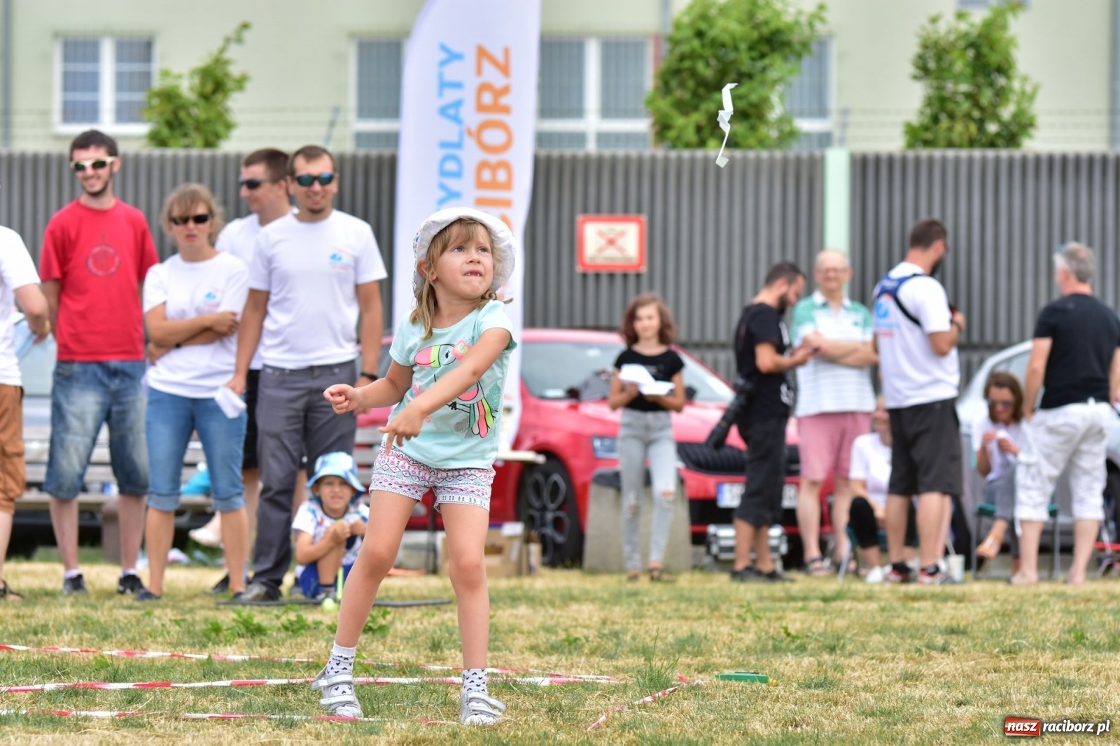 Zdjęcie w galerii na portalu naszraciborz.pl: Papierowe samoloty wzbiły się do nieba [FOTO] wiadomości z regionu