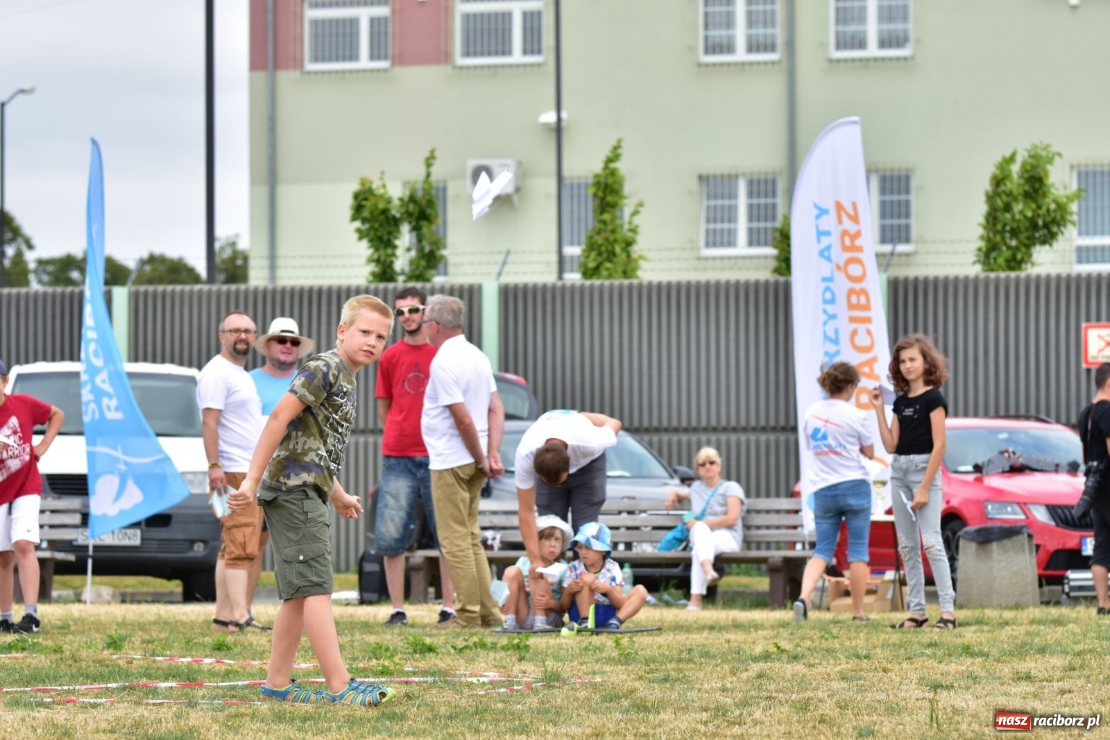 Zdjęcie w galerii na portalu naszraciborz.pl: Papierowe samoloty wzbiły się do nieba [FOTO] wiadomości z regionu