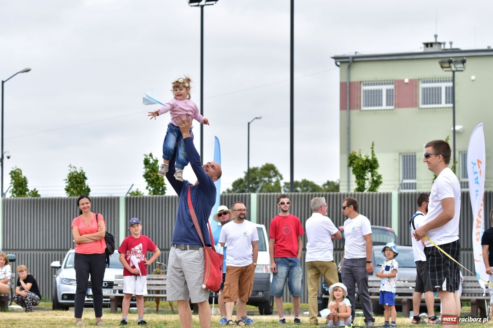 Zdjęcie w galerii na portalu naszraciborz.pl: Papierowe samoloty wzbiły się do nieba [FOTO] wiadomości z regionu