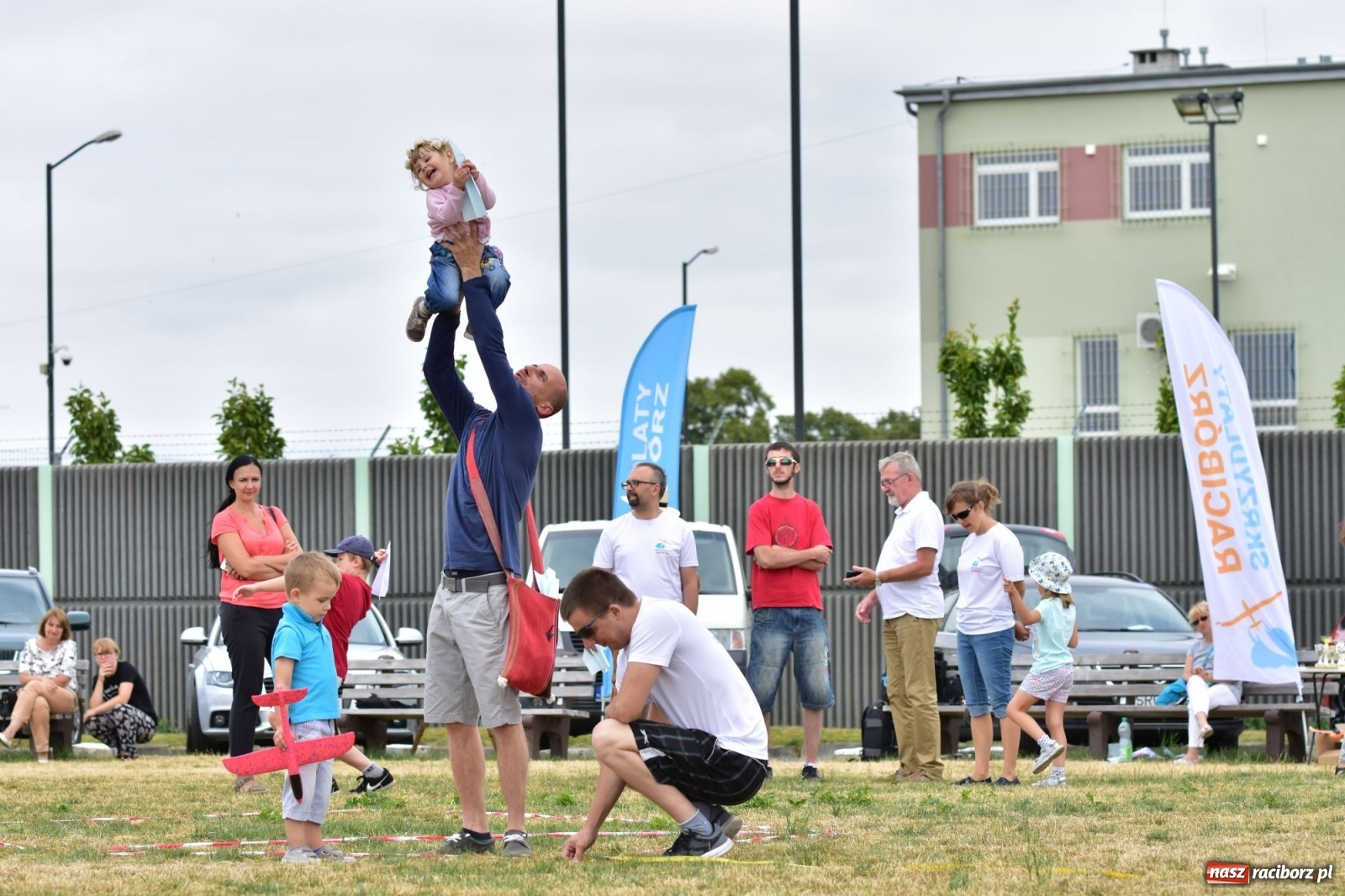 Zdjęcie w galerii na portalu naszraciborz.pl: Papierowe samoloty wzbiły się do nieba [FOTO] wiadomości z regionu