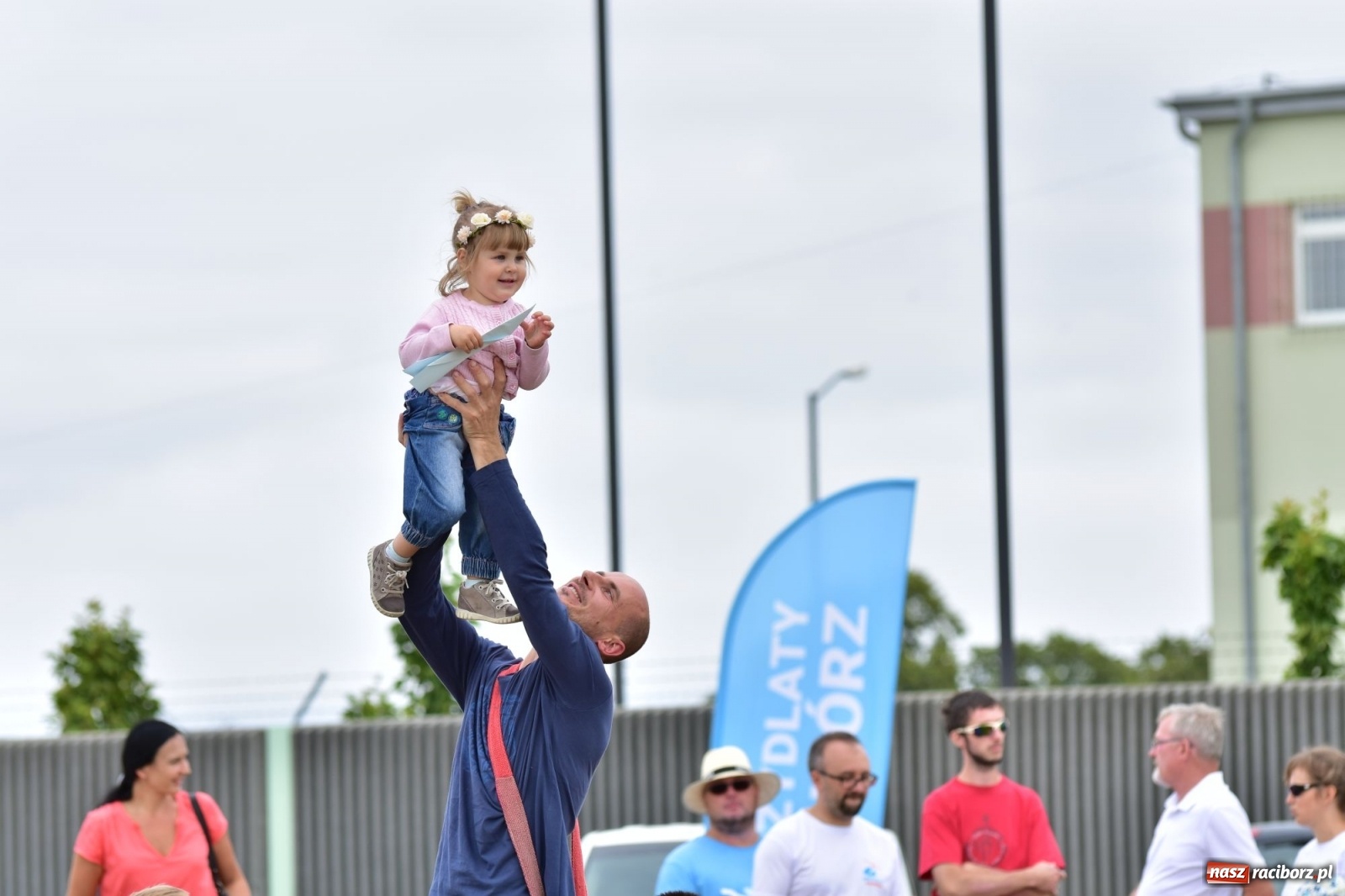 Zdjęcie w galerii na portalu naszraciborz.pl: Papierowe samoloty wzbiły się do nieba [FOTO] wiadomości z regionu