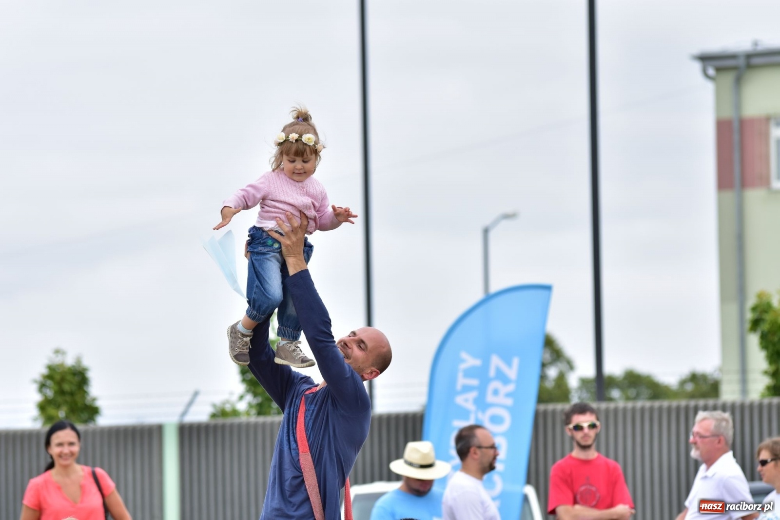 Zdjęcie w galerii na portalu naszraciborz.pl: Papierowe samoloty wzbiły się do nieba [FOTO] wiadomości z regionu
