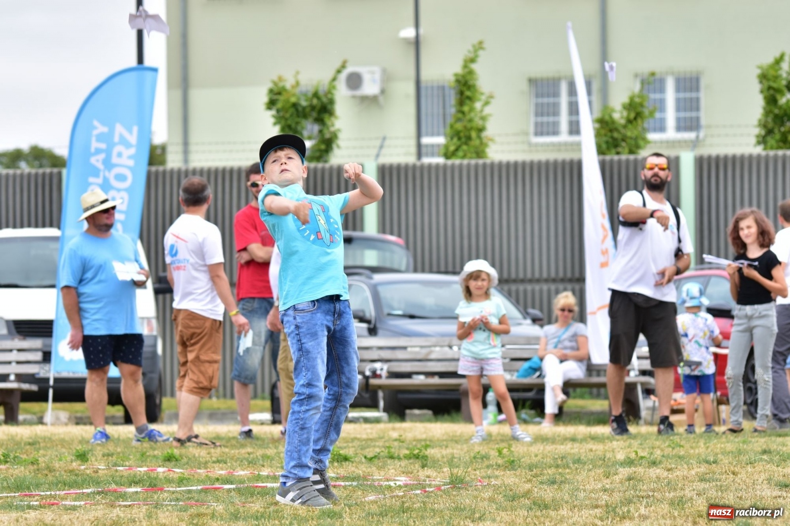Zdjęcie w galerii na portalu naszraciborz.pl: Papierowe samoloty wzbiły się do nieba [FOTO] wiadomości z regionu