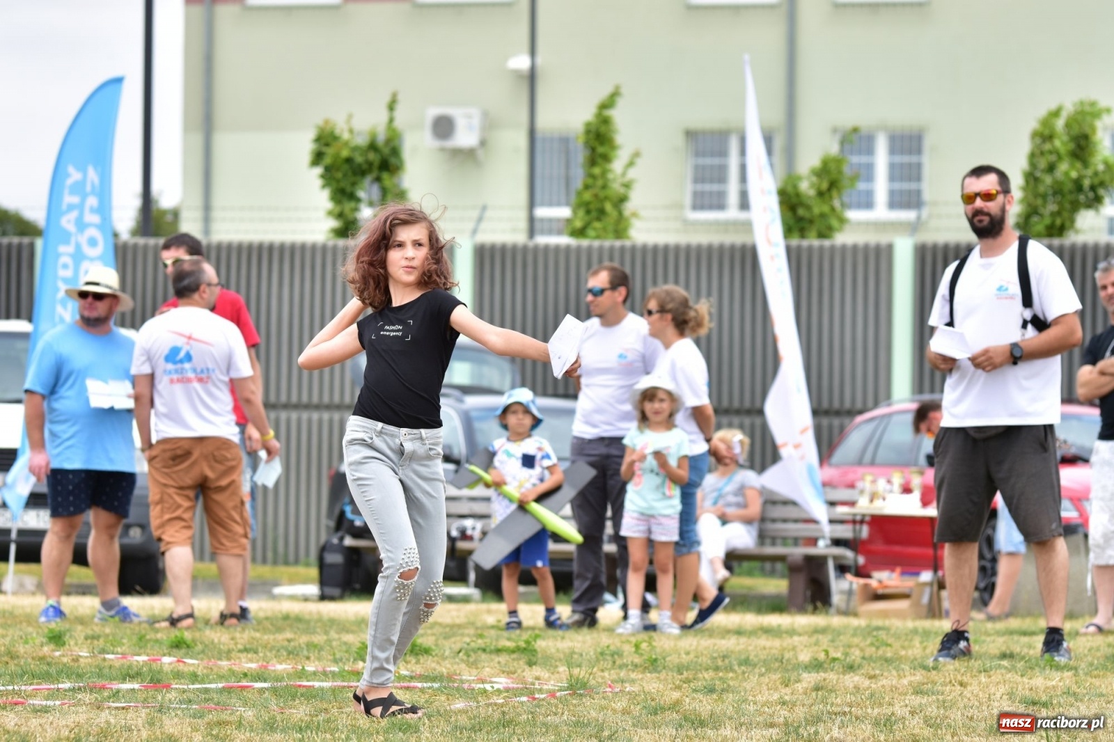 Zdjęcie w galerii na portalu naszraciborz.pl: Papierowe samoloty wzbiły się do nieba [FOTO] wiadomości z regionu