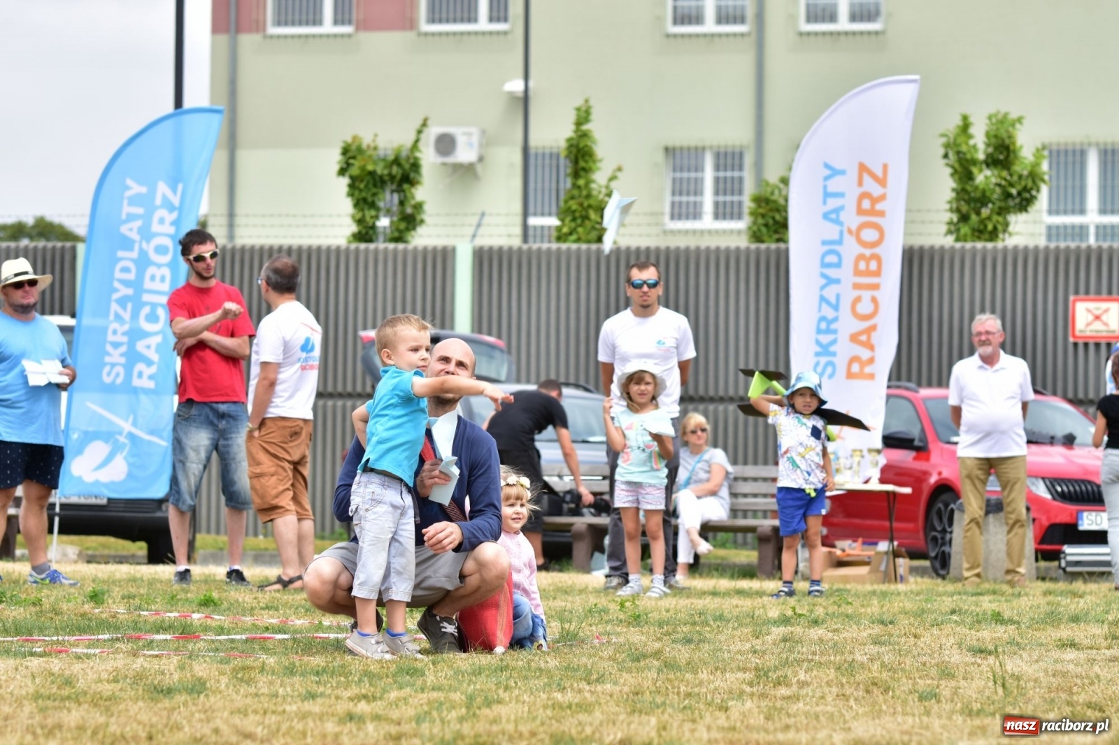 Zdjęcie w galerii na portalu naszraciborz.pl: Papierowe samoloty wzbiły się do nieba [FOTO] wiadomości z regionu