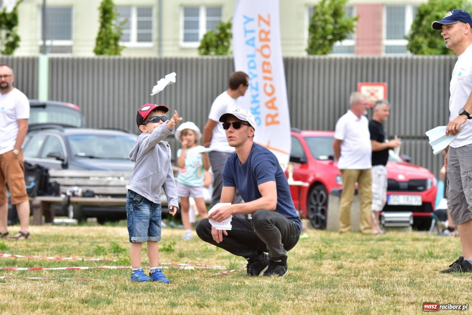 Zdjęcie w galerii na portalu naszraciborz.pl: Papierowe samoloty wzbiły się do nieba [FOTO] wiadomości z regionu