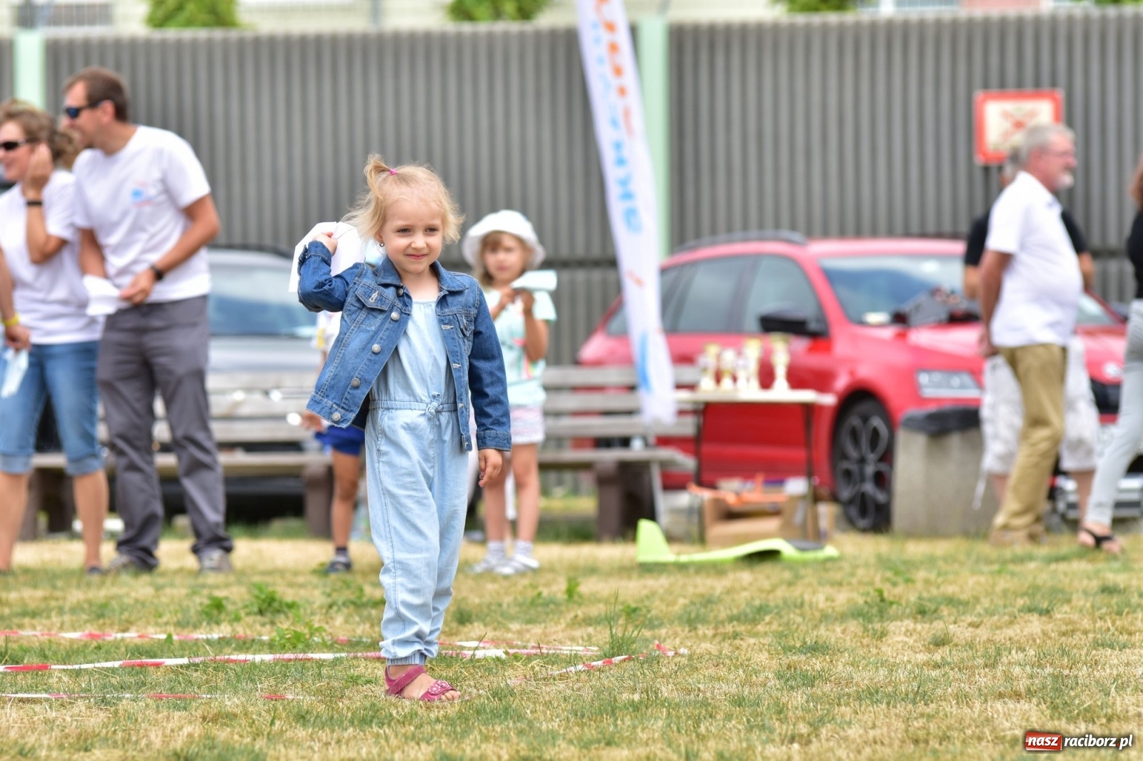 Zdjęcie w galerii na portalu naszraciborz.pl: Papierowe samoloty wzbiły się do nieba [FOTO] wiadomości z regionu