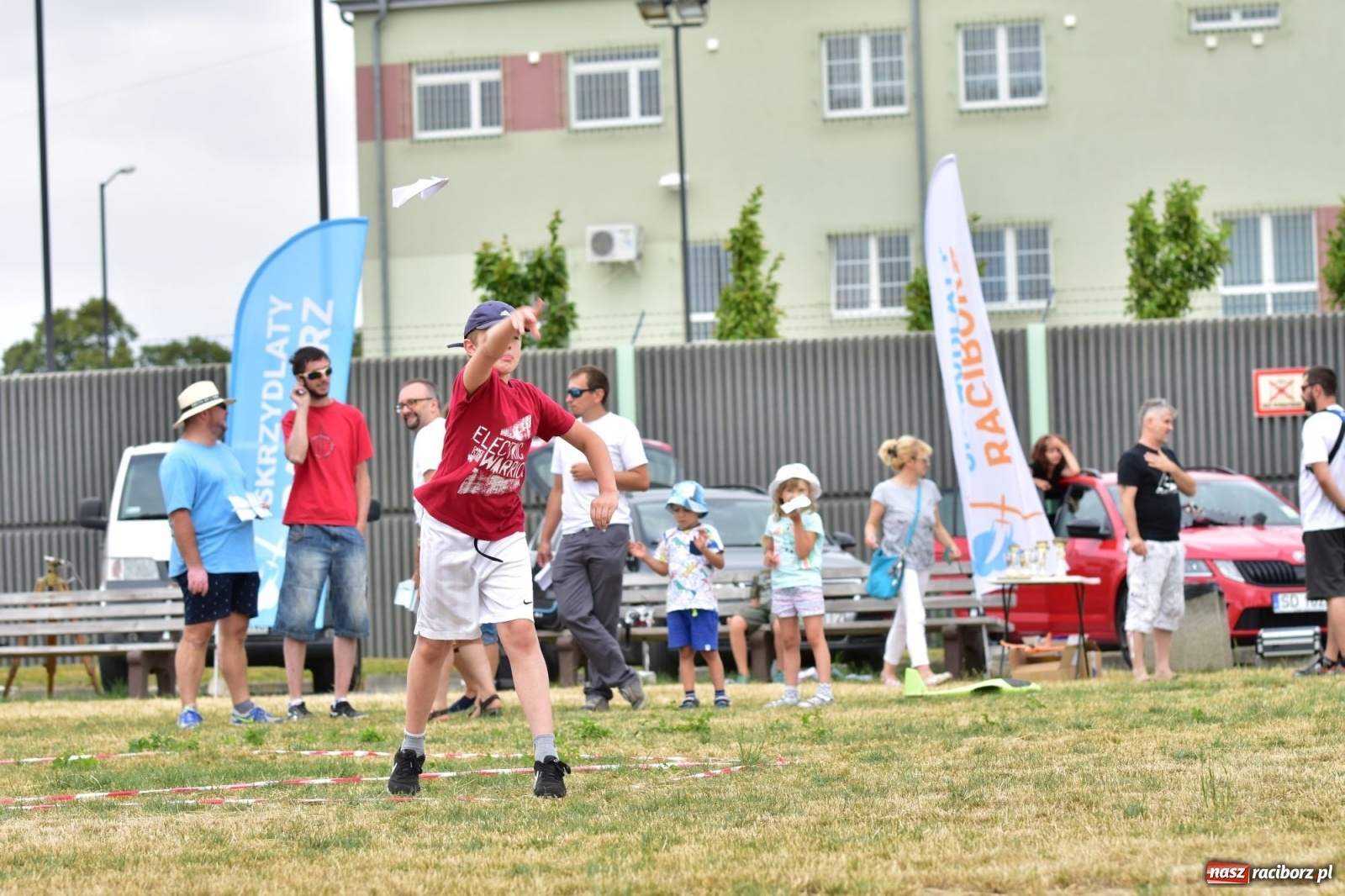 Zdjęcie w galerii na portalu naszraciborz.pl: Papierowe samoloty wzbiły się do nieba [FOTO] wiadomości z regionu