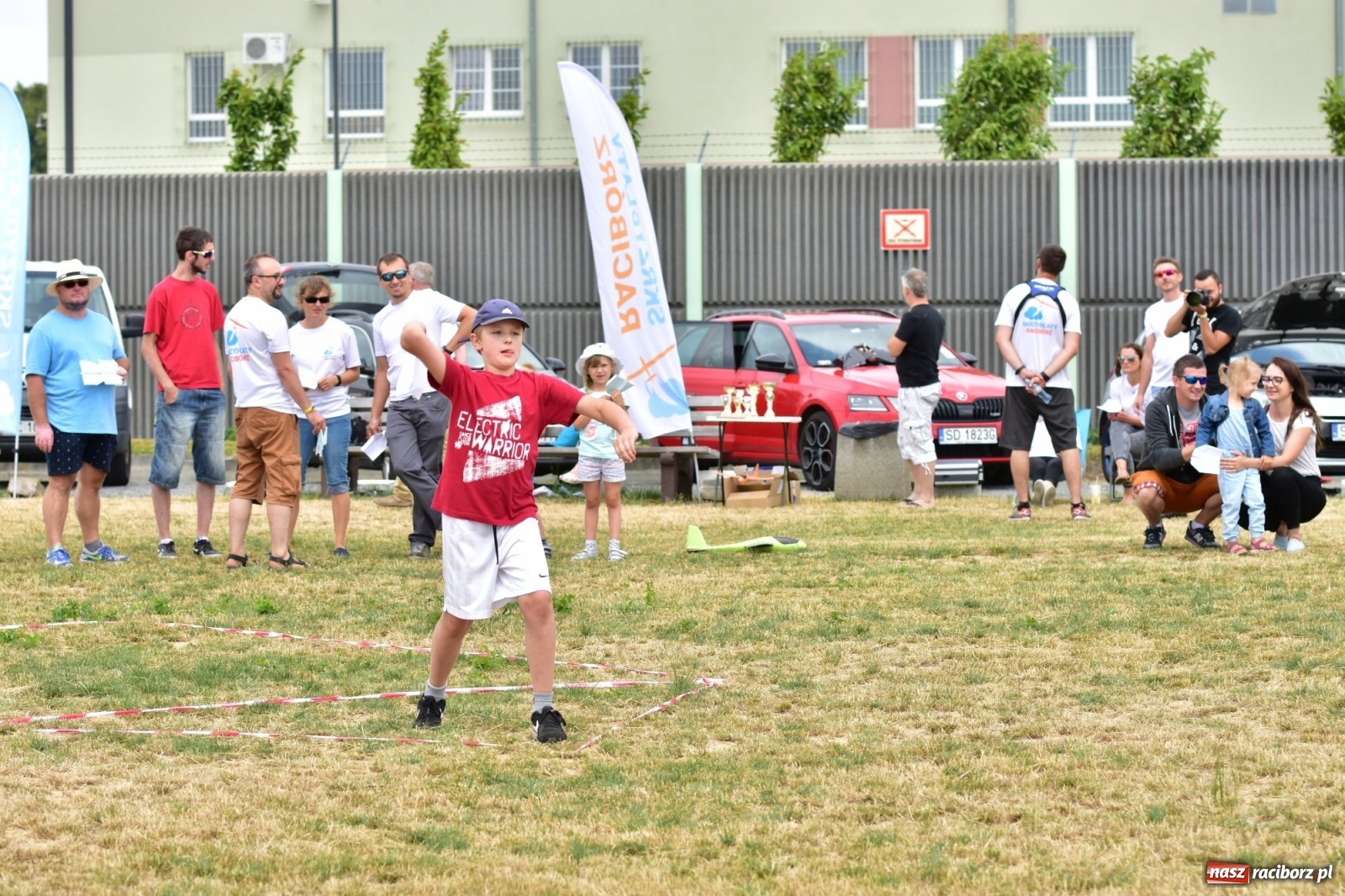 Zdjęcie w galerii na portalu naszraciborz.pl: Papierowe samoloty wzbiły się do nieba [FOTO] wiadomości z regionu
