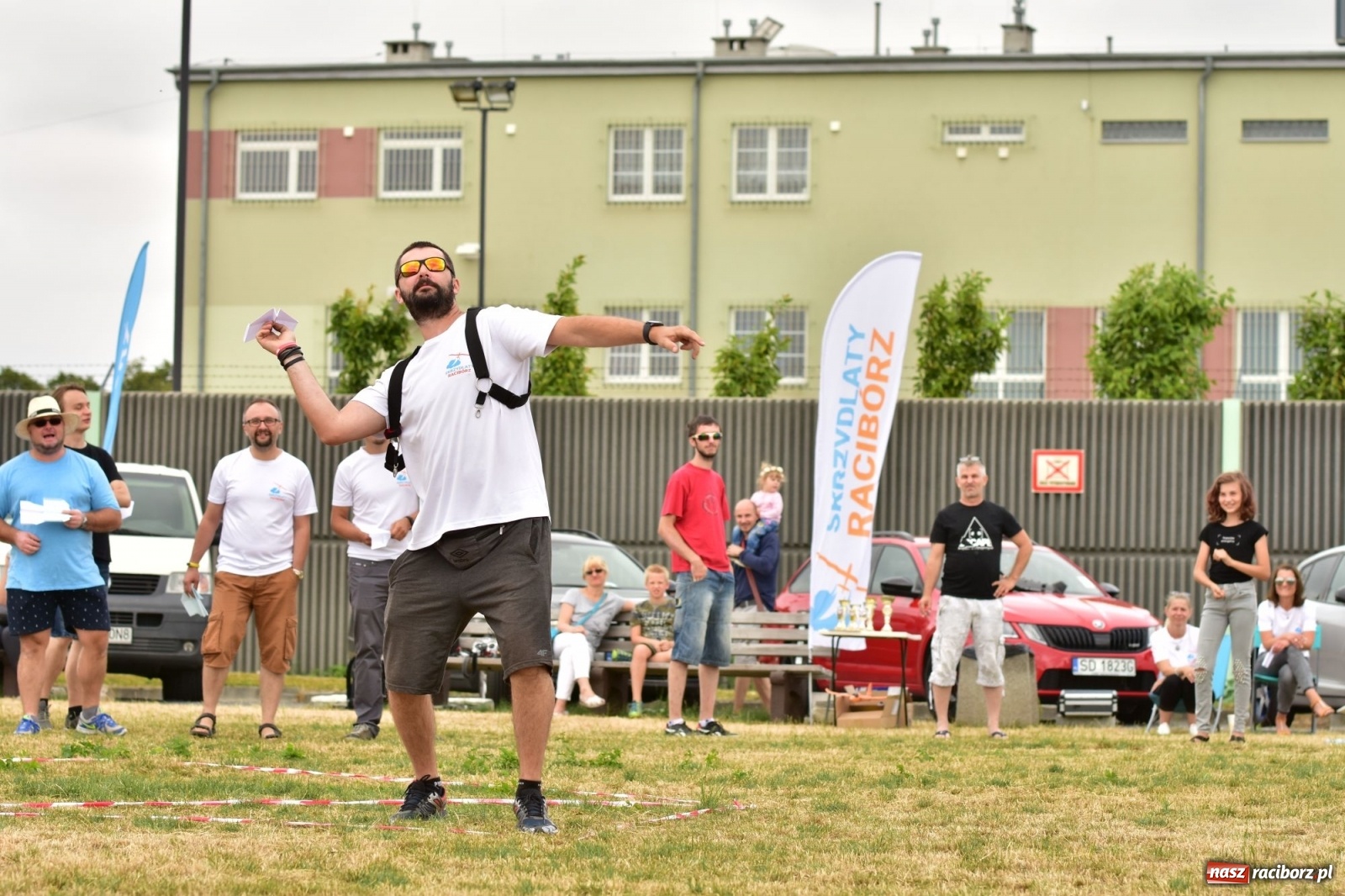 Zdjęcie w galerii na portalu naszraciborz.pl: Papierowe samoloty wzbiły się do nieba [FOTO] wiadomości z regionu