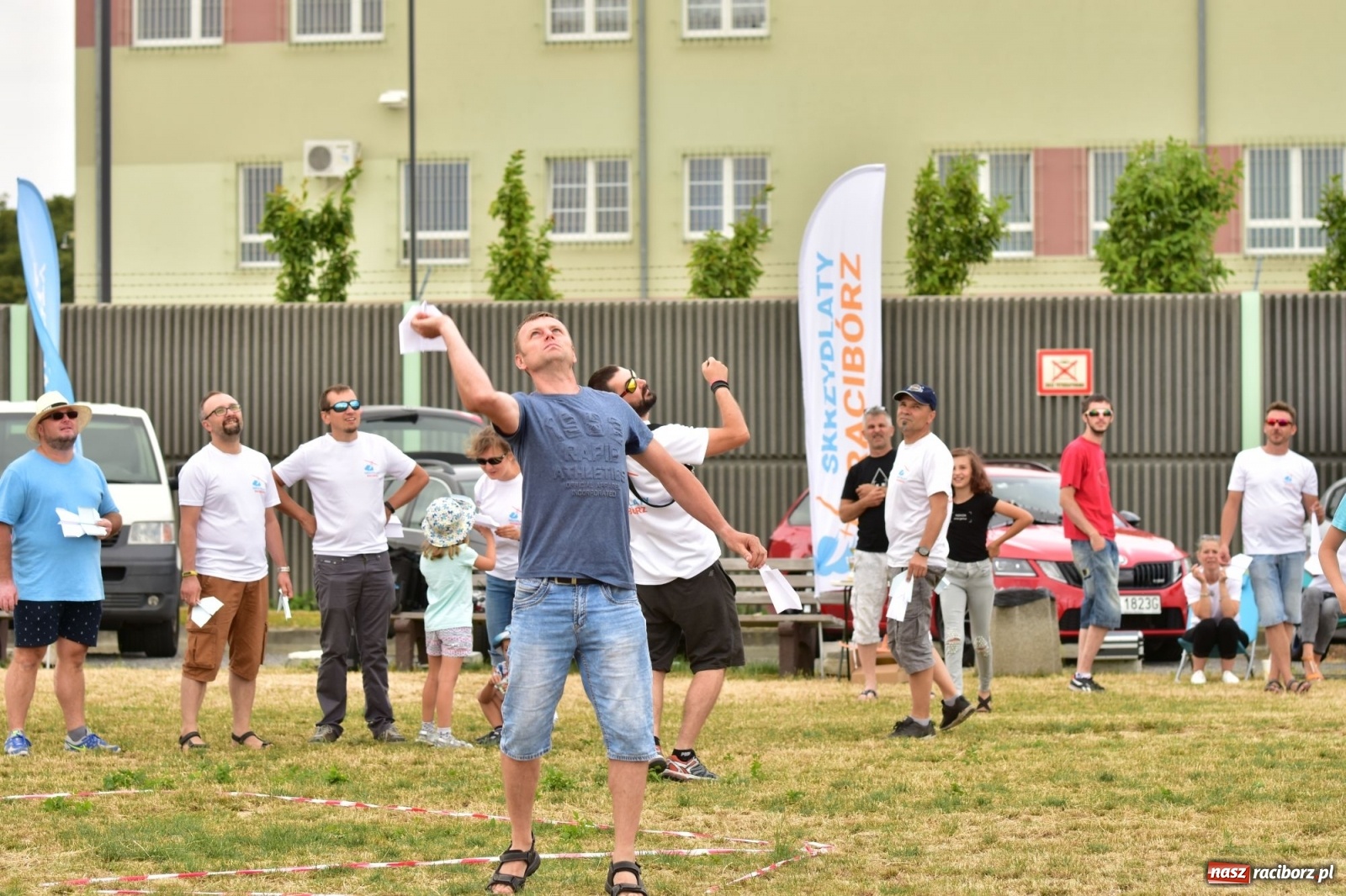 Zdjęcie w galerii na portalu naszraciborz.pl: Papierowe samoloty wzbiły się do nieba [FOTO] wiadomości z regionu