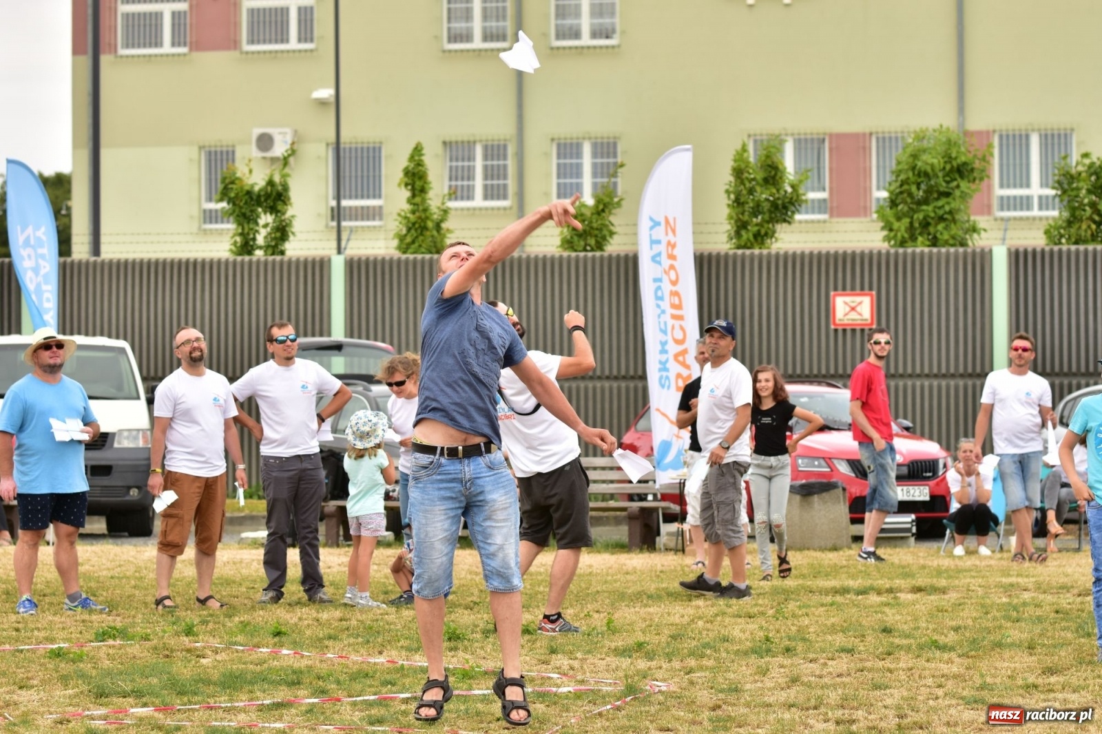 Zdjęcie w galerii na portalu naszraciborz.pl: Papierowe samoloty wzbiły się do nieba [FOTO] wiadomości z regionu