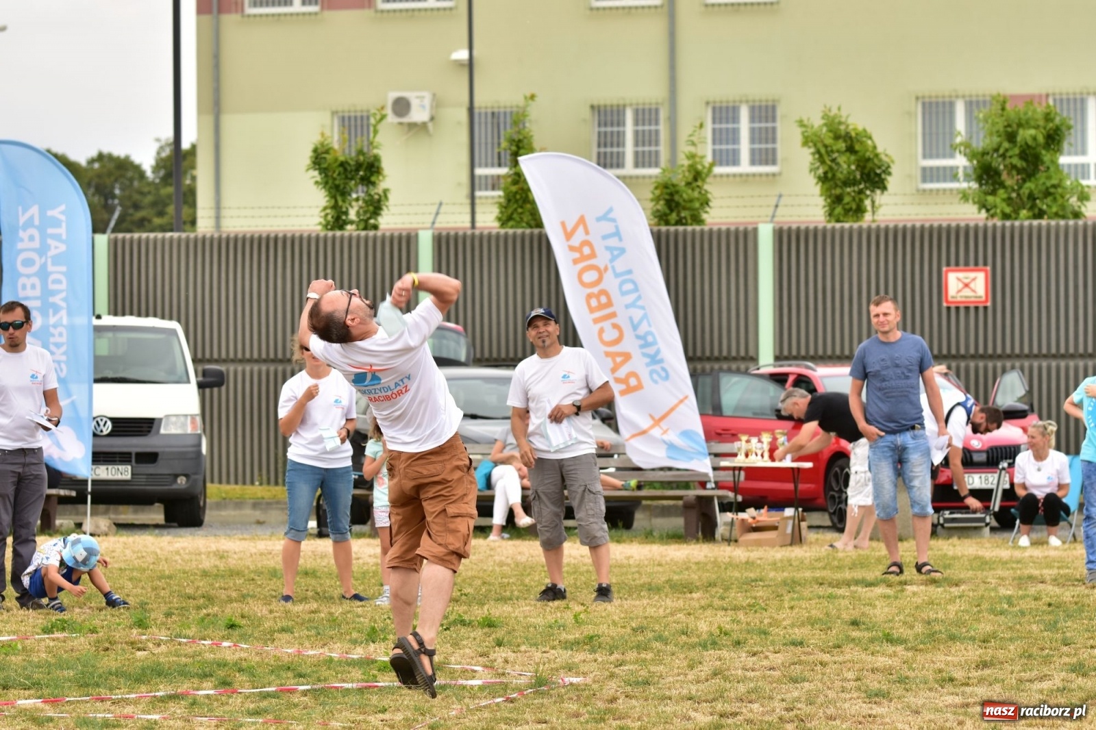 Zdjęcie w galerii na portalu naszraciborz.pl: Papierowe samoloty wzbiły się do nieba [FOTO] wiadomości z regionu